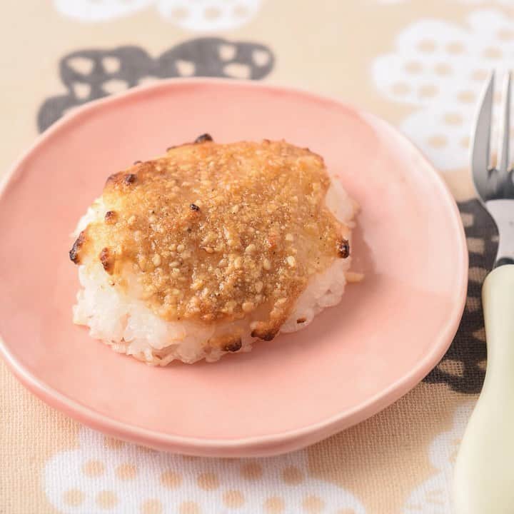 HAPIKU HAPIKU（ハピク）のインスタグラム：「★保育園給食のレシピ紹介★ 焼き網やグリルで風合いを楽しもう♪【五平もち】 焼き網やグリルを使って焼くと、違った風合いも楽しめますよ。 みそダレを塗ってから焼くと焦げやすいので、焼き加減をこまめに見るようにしてくださいね。 ============================= 【特集】子どもも満足！ごはんdeおやつ★ https://shoku.hapiku.com/recipe/oyatsu/118/ レシピなど詳細はプロフィールのリンクからもみることができるよ！ ============================== #HAPIKU #HAPIKUレシピ #保育園給食のHAPIKU #保育園給食メニュー #保育園給食レシピ #食育のHAPIKU #乳幼児の食情報 #乳幼児のごはん #幼児食レシピ #幼児食 #保育園 #保育園給食 #保育園おやつ #保育園弁当 #保育園栄養士 #食育 #子育て #こどもごはん #こどものおやつ #こどものいる暮らし #新米ママ #五平餅 #五平もち #味噌 #みそ」