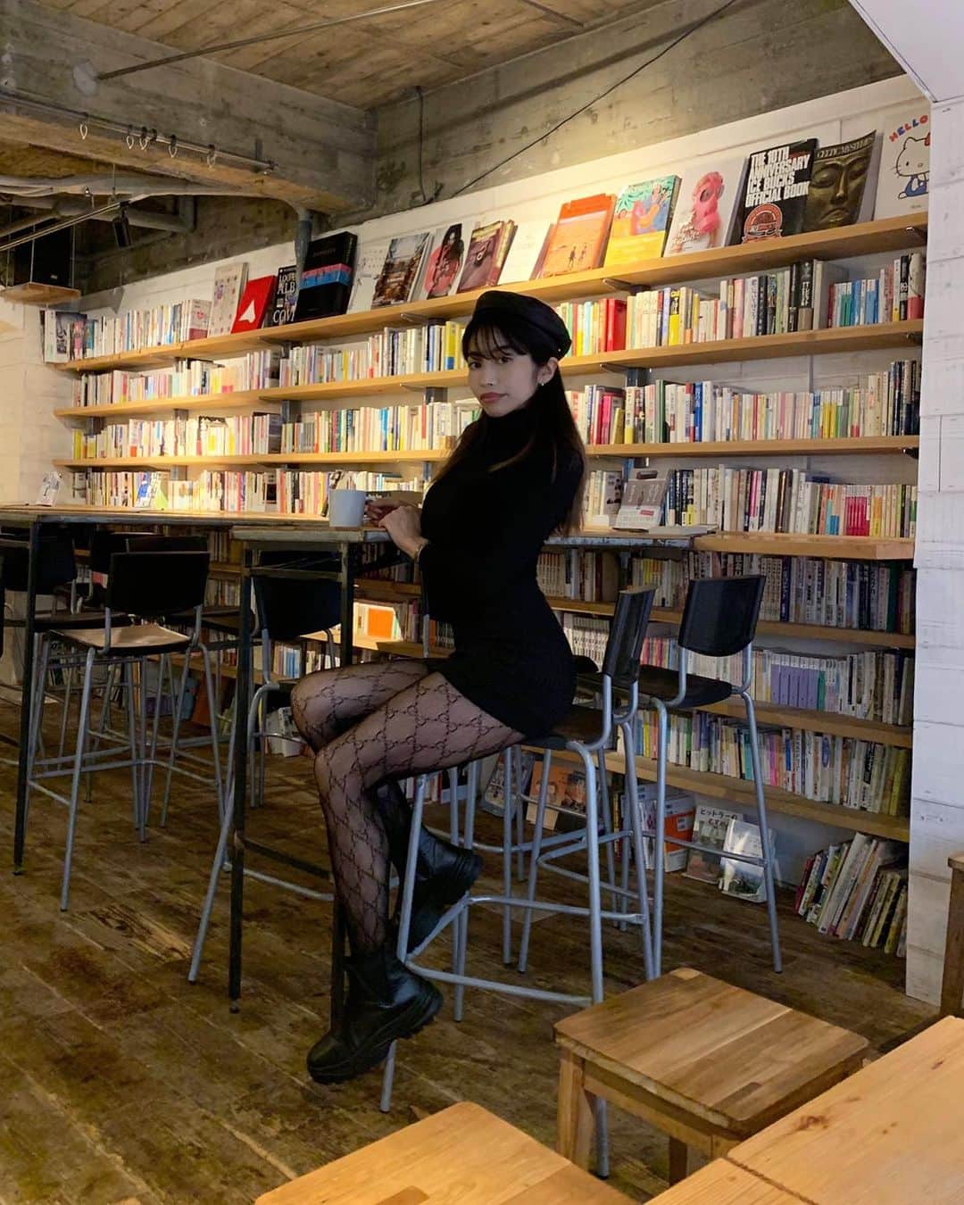 のインスタグラム：「☕️📕🖤」