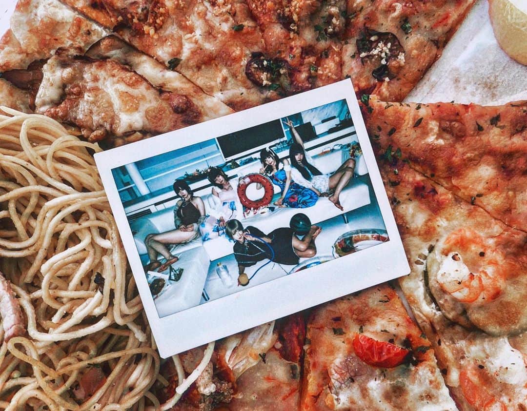病夢やみいのインスタグラム：「#CY8ER#pizza🍕   #ピザ#チェキ#피자헛#도미노피자#체키 #pizzahut#cheki#poraloid」
