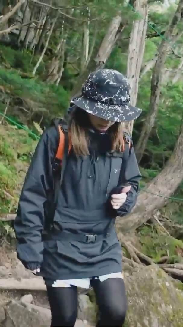ドーキンズ英里奈のインスタグラム：「はじめての登山 八ヶ岳の北横岳を、濃霧の中登りました🥾  with @rrrr1039 (登山師匠) @_norimai_  @rei_ojimi  #登山#登山女子#登山初心者  #八ヶ岳#北横岳#yatsugatake」