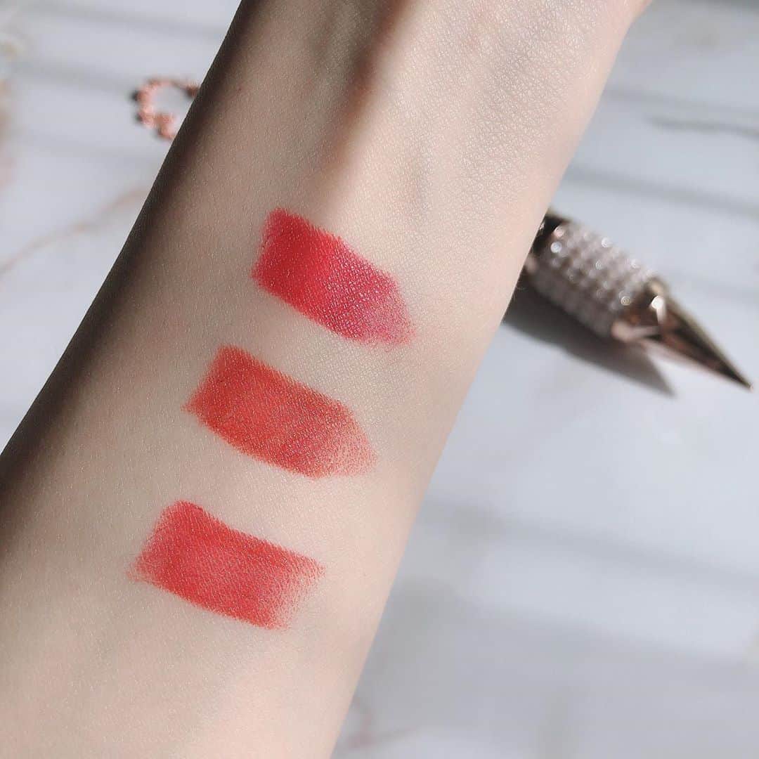 白岩まちこさんのインスタグラム写真 - (白岩まちこInstagram)「≫≫💄... 𝙽𝚎𝚠 𝚌𝚘𝚜𝚖𝚎  ㅤㅤㅤㅤㅤㅤㅤㅤㅤㅤㅤㅤㅤ  "Gracefulsmile"っていうアパレルブランドさんから 初のコスメが出たってことで早速レビュー💄✨ ㅤㅤㅤㅤㅤㅤㅤㅤㅤㅤㅤㅤㅤ  ㅤㅤㅤㅤㅤㅤㅤㅤㅤㅤㅤㅤㅤ ㅤㅤㅤㅤㅤㅤㅤㅤㅤㅤㅤㅤㅤ ☑︎1本３色大人リップ(@gracefulsmile_official)  ¥2,980- ㅤㅤㅤㅤㅤㅤㅤㅤㅤㅤㅤㅤㅤ ㅤㅤㅤㅤㅤㅤㅤㅤㅤㅤㅤㅤㅤ  見るからに女の子が大好きなキラキラっで ゴージャスなペンダント型のケース💄💎 ㅤㅤㅤㅤㅤㅤㅤㅤㅤㅤㅤㅤㅤ ㅤㅤㅤㅤㅤㅤㅤㅤㅤㅤㅤㅤㅤ  ケースを開けて中を見たら ギョッ😳とするような真っ黒なリップ💄 ㅤㅤㅤㅤㅤㅤㅤㅤㅤㅤㅤㅤㅤ ㅤㅤㅤㅤㅤㅤㅤㅤㅤㅤㅤㅤㅤ ㅤ ただ、これがスゴイ😳🙌🏻 ㅤㅤㅤㅤㅤㅤㅤㅤㅤㅤㅤㅤㅤ ㅤㅤㅤㅤㅤㅤㅤㅤㅤㅤㅤㅤㅤ ㅤㅤㅤㅤㅤㅤㅤㅤㅤㅤㅤㅤㅤ ㅤㅤㅤㅤㅤㅤㅤㅤㅤㅤㅤㅤㅤ 1本で３色楽しめるリップなん🤩！(▶︎▶︎スワイプして)  ㅤㅤㅤㅤㅤㅤㅤㅤㅤㅤㅤㅤㅤ ㅤㅤㅤㅤㅤㅤㅤㅤㅤㅤㅤㅤㅤ ㅤㅤㅤㅤㅤㅤㅤㅤㅤㅤㅤㅤㅤ 塗る面で色が変わる魔法のリップ🧙‍♀️‼️  ㅤㅤㅤㅤㅤㅤㅤㅤㅤㅤㅤㅤㅤ ㅤㅤㅤㅤㅤㅤㅤㅤㅤㅤㅤㅤㅤ ・レッド ・オレンジ ・ピンク  の３色。  ㅤㅤㅤㅤㅤㅤㅤㅤㅤㅤㅤㅤㅤ ㅤㅤㅤㅤㅤㅤㅤㅤㅤㅤㅤㅤㅤ ㅤㅤㅤ 防水テストの写真見てもらったら分かるやろけど、 かなり高発色で落ちにくいん😮‼️ㅤㅤㅤㅤㅤㅤㅤㅤ  ㅤㅤㅤㅤㅤㅤㅤㅤㅤㅤㅤㅤ  質感はセミマットかな💋✨  ㅤㅤㅤㅤㅤㅤㅤㅤㅤㅤㅤㅤㅤ ㅤㅤㅤㅤㅤㅤㅤㅤㅤㅤㅤㅤㅤ  直塗りもいいけど、結構高発色やから、 唇の内側に塗って、綿棒で輪郭をボカしていくと、　　 7 枚目みたいなリップになるよ💋 ㅤㅤㅤㅤㅤㅤㅤㅤㅤㅤㅤㅤㅤ ㅤㅤㅤㅤㅤㅤㅤㅤㅤㅤㅤㅤㅤ ㅤㅤㅤㅤㅤㅤㅤㅤㅤㅤㅤㅤㅤ  パッケージもゴージャスで凄かったから、 それは届いてからのお楽しみってことで🤫‼️ㅤㅤㅤㅤㅤㅤㅤㅤㅤㅤㅤㅤㅤ ㅤㅤㅤㅤㅤㅤㅤㅤㅤㅤㅤㅤㅤ ㅤㅤㅤㅤㅤㅤㅤㅤㅤㅤㅤㅤㅤ ㅤㅤㅤㅤㅤㅤㅤㅤㅤㅤㅤㅤㅤ リップの詳細が気になる子は、 公式アカウントのプロフィール欄のURLから飛んで、 ジャンルから《メイクネイル》を選択。 ㅤㅤㅤㅤㅤㅤㅤㅤㅤㅤㅤㅤㅤ ㅤㅤㅤㅤㅤㅤㅤㅤㅤㅤㅤㅤㅤ ㅤㅤㅤㅤㅤㅤㅤㅤㅤㅤㅤㅤㅤ ㅤㅤㅤㅤㅤㅤㅤㅤㅤㅤㅤㅤㅤ そこで《コスメ》を選ぶと出てくるよ🥰✨  ㅤㅤㅤㅤㅤㅤㅤㅤㅤㅤㅤㅤㅤ  ㅤㅤㅤㅤㅤㅤㅤㅤㅤㅤㅤㅤㅤ ㅤㅤㅤㅤㅤㅤㅤㅤㅤㅤㅤㅤㅤ さっ！午後からは撮影用のドレスフィッティングがあるから、家のことパッパ済ませないと😧😧😧！  ㅤㅤㅤㅤㅤㅤㅤㅤㅤㅤㅤㅤㅤ ㅤㅤㅤㅤㅤㅤㅤㅤㅤㅤㅤㅤㅤ ㅤㅤㅤㅤㅤㅤㅤㅤㅤㅤㅤㅤㅤ ㅤㅤㅤㅤㅤㅤㅤㅤㅤㅤㅤㅤㅤ ㅤㅤㅤㅤㅤㅤㅤㅤㅤㅤㅤㅤㅤ ㅤㅤㅤㅤㅤㅤㅤㅤㅤㅤㅤㅤㅤ  #新作コスメ #コスメレポ#コスメレビュー#リップメイク #コスメ#新作コスメ#マスクメイク #コスメ紹介#コスメ好き#コスメオタク#コスメレポ#コスメ部#メイク動画#メイク#コスメマニア#PR#ライバルはデパート#Gracefulsmile #1本3色#大人リップ#リップ#新作リップ #ティントリップ」10月6日 12時04分 - machichas