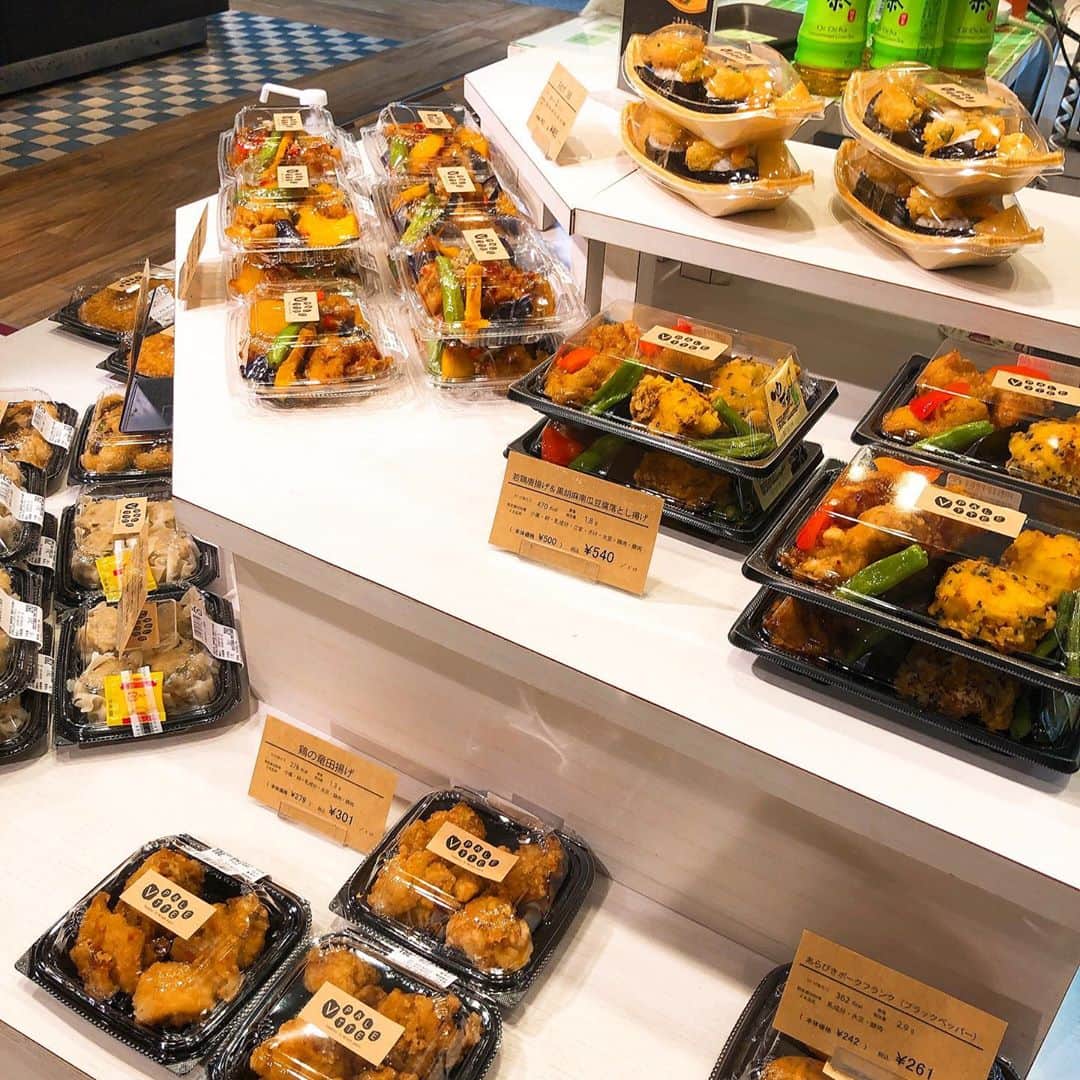 エキマル子 ＊エキマルシェ新大阪 公式＊さんのインスタグラム写真 - (エキマル子 ＊エキマルシェ新大阪 公式＊Instagram)「こんにちは♫エキマル子です✨﻿ ﻿ 本日マル子は、ヴィ パレットに﻿ お惣菜を買いにやってまいりました～👏✨﻿ ﻿ ショーケースには﻿ 旬の食材を使った色鮮やかなお惣菜がずらり！😆﻿ どれにしようか目移りしちゃいます～🤤﻿ ﻿ ランチはもちろん、﻿ 夕食にちょっと一品プラスしたいときにも﻿ とっても便利なお店🙌﻿ ﻿ 新大阪駅をご利用の際は、﻿ ぜひお立ち寄りくださいませ～😊﻿ ﻿ ﻿ ⌒⌒⌒⌒⌒⌒⌒⌒⌒⌒⌒⌒⌒⌒⌒⌒⌒⌒⌒⌒⌒﻿ 🏠 #ヴィ パレット﻿ ⏰平日 7：30～21：00﻿ 土日祝 9：00～20：00（短縮営業中）﻿ ﻿ 「毎日楽しい、選べてうれしい、自分好みの満足デリ」 からだにやさしい旬素材メニューで﻿ My　Food　Style をカスタマイズ！﻿ ﻿ ⌒⌒⌒⌒⌒⌒⌒⌒⌒⌒⌒⌒⌒⌒⌒⌒⌒⌒⌒⌒⌒﻿ #エキマルシェ #新大阪﻿ #エキマル子 #エキマルシェ新大阪﻿ #ekimarche #shinosaka﻿ ﻿ #ヴィパレット #新大阪ランチ #お弁当 #お惣菜﻿ ﻿ #shinosakastation #新大阪駅構内 #お土産 #신오사카﻿ #foodphotography #foodstagram #foodie #instafood﻿」10月6日 12時03分 - eki_marco