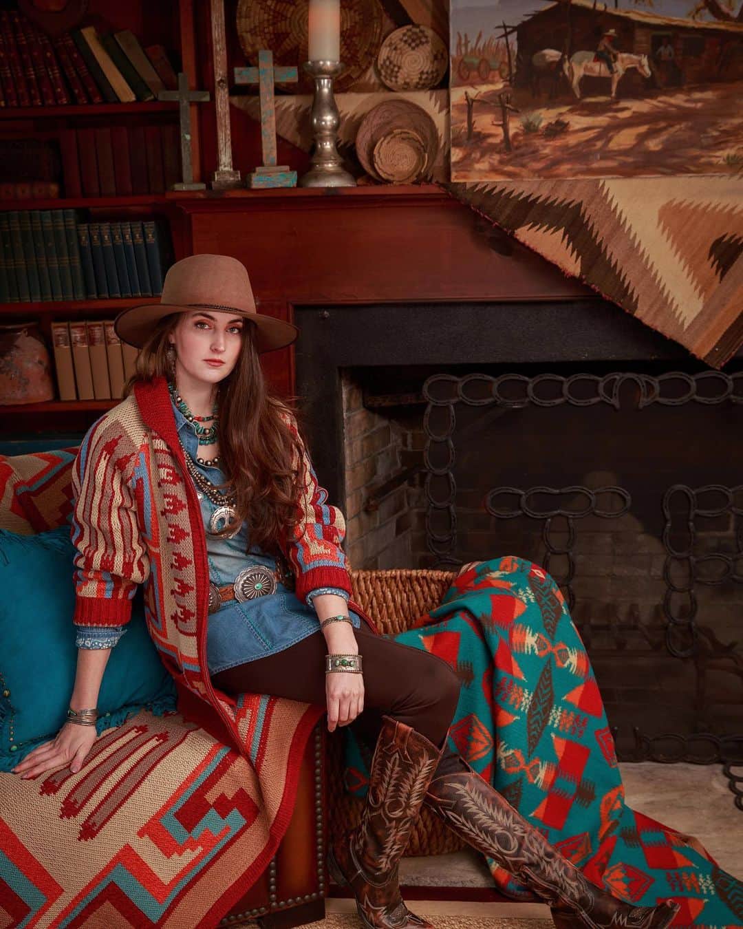 ターシャポリッツィのインスタグラム：「The best part about Fall? Sweaters! 🤗 Featuring our Chiefton Cardigan and our cozy throws! Perfect for a chilly fall night by the fire. #fallfashion #tashapolizzi #instoresnow #sweaterweather」