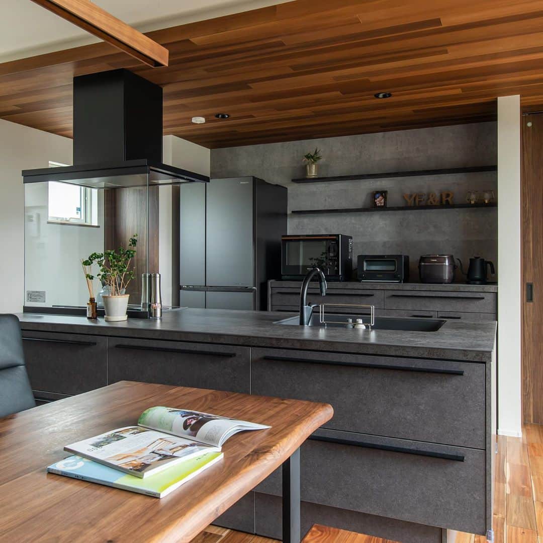 ルポハウス一級建築士事務所さんのインスタグラム写真 - (ルポハウス一級建築士事務所Instagram)「・ ・ ・ ムラのある様が味わいを醸し出す天板が目をひく、主役になるキッチン。 ・ マットな質感・控えめなトーンの中で、下がり天井のシダーの艶やかな表情が映えます。 ・ ・ ・ 𓐌𓐌𓐌𓐌𓐌𓐌𓐌𓐌𓐌𓐌𓐌𓐌𓐌𓐌𓐌𓐌𓐌𓐌  ルポハウスの施工事例はこちらまで☞ @reposhouse  𓐌𓐌𓐌𓐌𓐌𓐌𓐌𓐌𓐌𓐌𓐌𓐌𓐌𓐌𓐌𓐌𓐌𓐌 #ルポハウス は#ちょっとかっこいい家 を"友人のために" という思いでつくっています。 一生に一度の#マイホーム。 「あなたにしかできない」×「ルポハウスだからできる」で、 私たちだけの#家づくり を思いっきり楽しんでみませんか？！ ・ ・ ・ #住宅 #注文住宅 #新築一戸建て #デザイナーズ住宅  #一級建築士事務所 #設計事務所  #滋賀の設計事務所 #キッチンインテリア #リクシルリシェルsi #セラミックトップ #グレーズグレー #ハイブリッドクォーツシンク #グレーシンク」10月6日 11時59分 - reposhouse