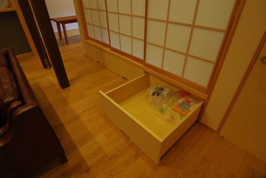 はりまの家さんのインスタグラム写真 - (はりまの家Instagram)「築70年フルリノベーション／受け継ぐ家 施工：大松建設株式会社 @daishou_kensetsu . ─────────────────────── 祖父から受け継いだ大切な家。 しっかりとした作りの既存建物の良さはそのままに、古さを感じない現代的な間取り実現。大きすぎる部分は思い切って減築もしています。 断熱改修は床、壁、天井に加え高性能サッシの採用など家じゅう丸ごと行い、どこにいても一年中快適な家へと生まれ変わりました。 ─────────────────────── 詳しくは @harimanoie からHPをチェック！ ─────────────────────── . . #大工 #寺社建築 #木の家 #断熱改修 #フルリフォーム #リビング階段 #無垢材 #対面キッチン #採光床 #小上がり和室 #広縁 #セカンドリビング #宍粟市 #姫路市 #たつの市 #相生市 #赤穂市 #佐用町  #工務店 #ハウスメーカー #注文住宅 #施工事例  #リフォーム #リノベーション #インテリア  #interior #architect #house #homedesign #はりまの家」10月6日 12時00分 - harimanoie