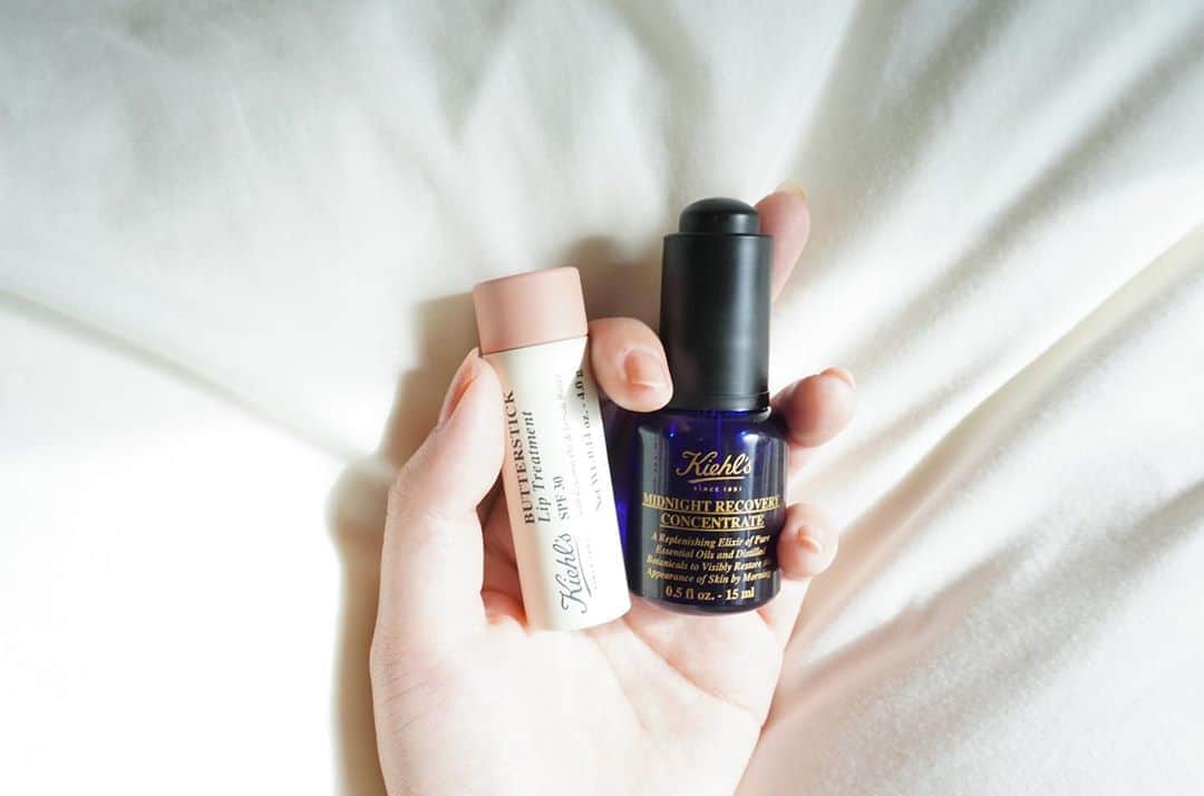 緑川百々子のインスタグラム：「Kiehl'sでの購入品  ・バタースティックリップトリートメント  リップは最近マスクのせいか荒れてしまって、刺激の少ない色付きのリップを探していて見つけたこちらを購入しました。 ヌードかピオニーのお色味で迷い、ヌードのお色味にしました。 香りに少しクセがあるけど、しっかり溶けるようなテクスチャも自然なお色味もとても良かったです。  ・ミッドナイトボタニカルコンセントレート  美容オイルの方は、以前スタートキットのようなもので試してみた時にとても良かったので再度購入しました。 店員さんのカウンセリングを受け、まさに自分の肌に合っていたオイルのようで、使った翌朝から肌の違いを実感できます。  (2枚目の写真は、購入したリップを使ってみています。)」