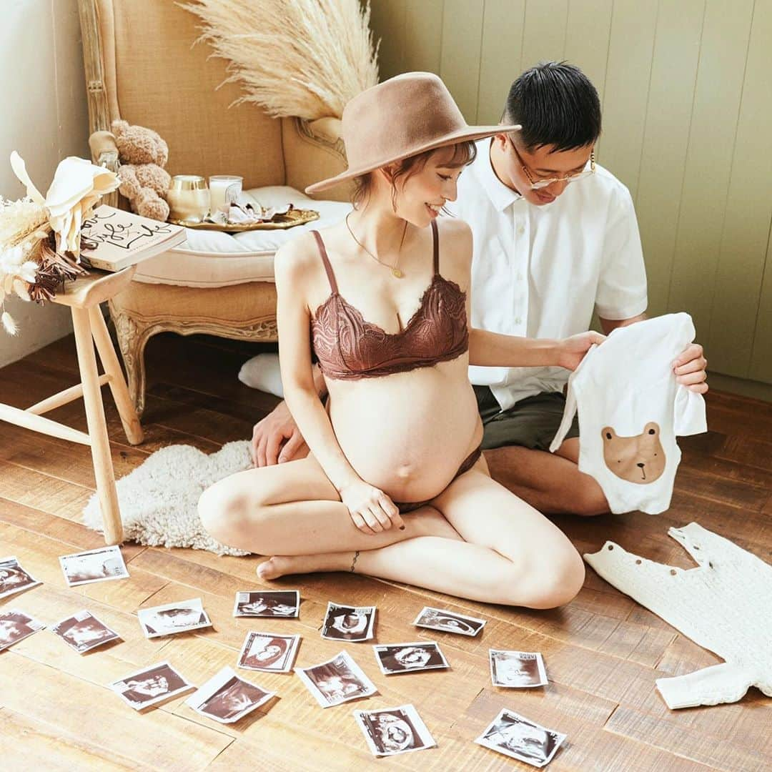 りえさんのインスタグラム写真 - (りえInstagram)「𝐩𝐚𝐫𝐭𝟒... ブラウンな感じ🧸🤎☕️🧺 これもまたお気に入り🙈🤎  マタニティフォトの投稿連続しすぎてる🙃🙃🙃🙃 お気に入り沢山ありすぎて、もう少々お付き合い下さいませ😛👏🏻  #マタニティフォト#マタニティライフ#臨月#妊娠10ヶ月#妊娠10ヶ月突入#初マタ#プレママ#初ママ#妊娠報告#妊娠後期#妊娠記録」10月6日 12時01分 - ririri060800