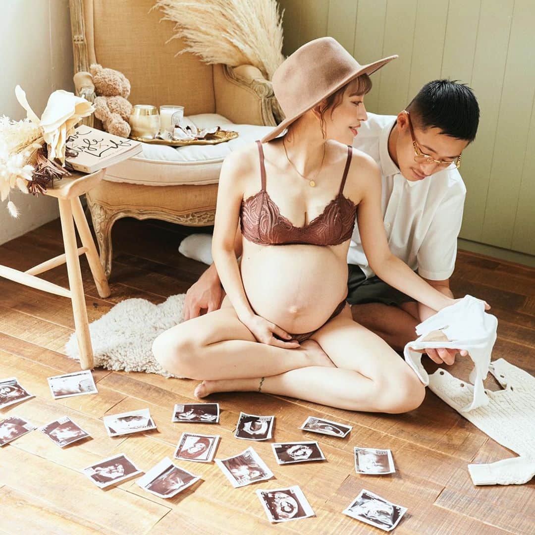 りえさんのインスタグラム写真 - (りえInstagram)「𝐩𝐚𝐫𝐭𝟒... ブラウンな感じ🧸🤎☕️🧺 これもまたお気に入り🙈🤎  マタニティフォトの投稿連続しすぎてる🙃🙃🙃🙃 お気に入り沢山ありすぎて、もう少々お付き合い下さいませ😛👏🏻  #マタニティフォト#マタニティライフ#臨月#妊娠10ヶ月#妊娠10ヶ月突入#初マタ#プレママ#初ママ#妊娠報告#妊娠後期#妊娠記録」10月6日 12時01分 - ririri060800