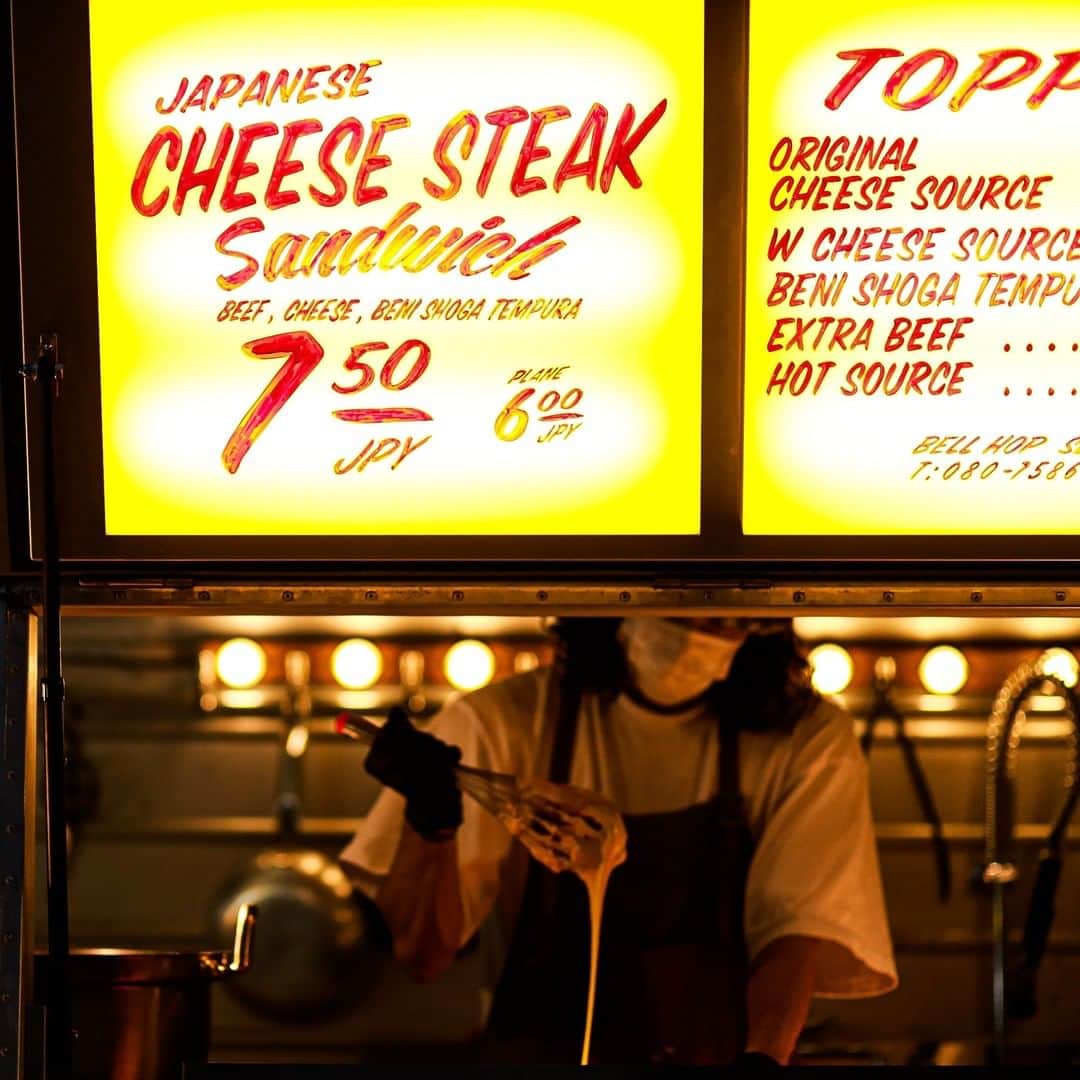 HYPEBEAST Japanさんのインスタグラム写真 - (HYPEBEAST JapanInstagram)「#hypeAF : 原宿の新名物となるであろう“チーズステーキドッグ（牛丼ドッグ）”を販売する移動式キッチンカー @jdservice_tokyo を10月10日（土）にオープンする。  特注コッペパンに⽜丼の具、オリジナルのトロトロチーズ、サクサクの紅⽣姜天をサンドしたこの商品は、フードトラック @bellhop_service を運営する株式会社Hawkerʻsが「原宿のソウルフードを作りたい」という想いから、讃岐うどん屋 @menchirashi_one とのコラボレーションによって開発された。麺散の裏メニューとして人気を博す⽜丼のお肉、オリジナルで調合されたトロトロのチーズソース、サクサクの紅⽣姜天などをコッペパンにサンドして⾷べるという⽇本式のチーズステーキドッグ。使⽤するコッペパンは同じく原宿にある⼈気のベーカリー @thelittlebakerytokyo に開発を依頼した、原宿を代表する食の要素が詰まった逸品に   詳細はプロフィールの🔗から Photo : JD SERVICE」10月6日 12時02分 - hypebeastjp