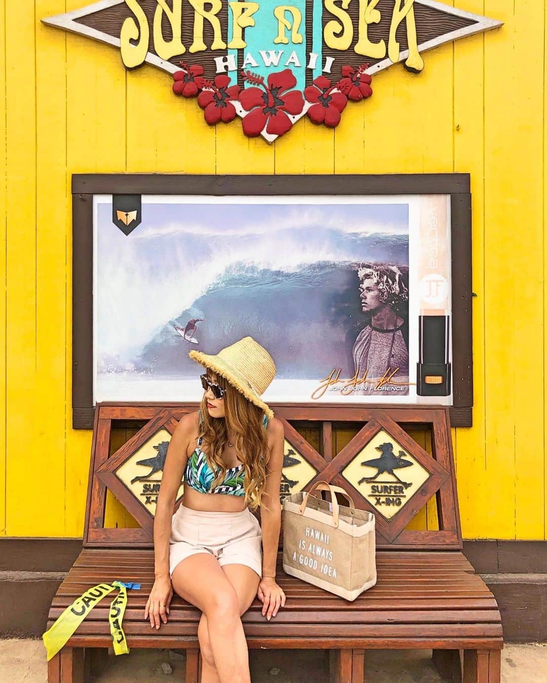 のインスタグラム：「🧡💛🏄🏾💛🧡 ・ 📍Surf N Sea ・ ここでの滞在時間はとてもながい。笑 ここでしか買えないアイテムが たくさんあるからショッピングに、 パキッとした黄色のかわいぃ外観の撮影。 ・ ハレイワは写真スポットがたくさんで 写真を撮る手が止まらない🥺💛 時間がゆっくり流れていて 雰囲気抜群で居心地抜群のハレイワだけど 気が付くと、、 時間があっという間に過ぎちゃってる。笑 ・  #hawaii#islandofoahu#oahu#ハワイ#trip #オアフ島#travel#loco_hawaii#travel_jp #funtorip#タビジョ#旅MUSE#genic_travel #genic_mag#たびねす#旅行#genic_hawaii #surfnsea#haleiwatown#ハレイワ#haleiwa #northshore#town#shop#north#oahuhawaii #tabijyomap_hawaii#lealeahawaii#2020」