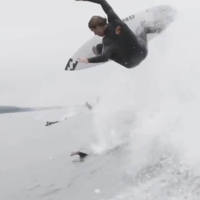 ビラボンのインスタグラム：「追い撮り 📹 ⠀⠀ ⠀⠀ @griffin_cola taking his new Revolution for a spin around home. ⠀⠀ ⠀⠀ #BillabongWetsuits Video by @jimmicane.」