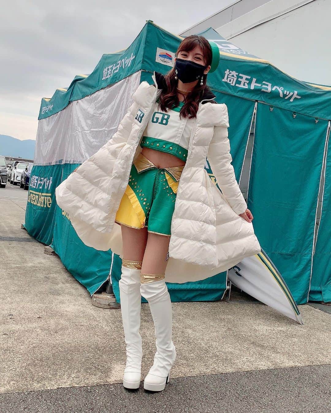 熊林保奈美のインスタグラム：「* . らんらんに衣装のアウター着た 全身撮ってもらった〜📷✨ . ウエストから切り替えで スカートみたいにふわっとなってて ロングテールなの☺️ 可愛いし暖かいし大優勝🥺👍🏻 . . * #埼玉トヨペット #埼玉トヨペットgreenbrave #greenbrave #レースクイーン #RQ #埼玉トヨペットサポーターズ #熊林保奈美 #道産子 #Japanesegirl #paddokgirls #pitgirl #instalike #맞팔」