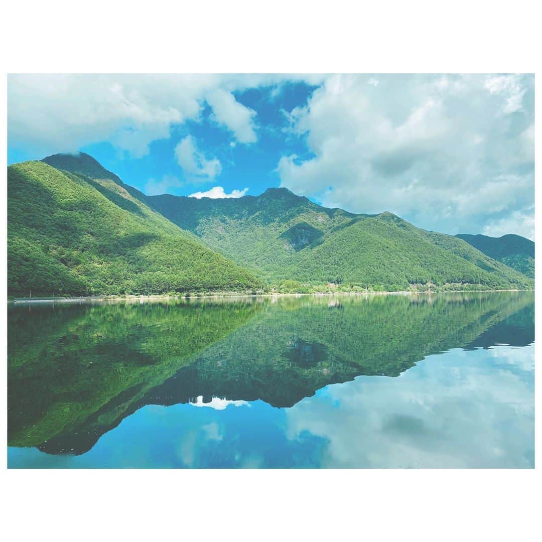 大塚愛さんのインスタグラム写真 - (大塚愛Instagram)「これ、私が撮った西湖なんですが、  右を下にすると リーゼントヤンキーに。  左を下にすると 馬に見えます。  AIO　#西湖 #最高 #冨士 #lake」10月6日 12時10分 - aiotsuka_official