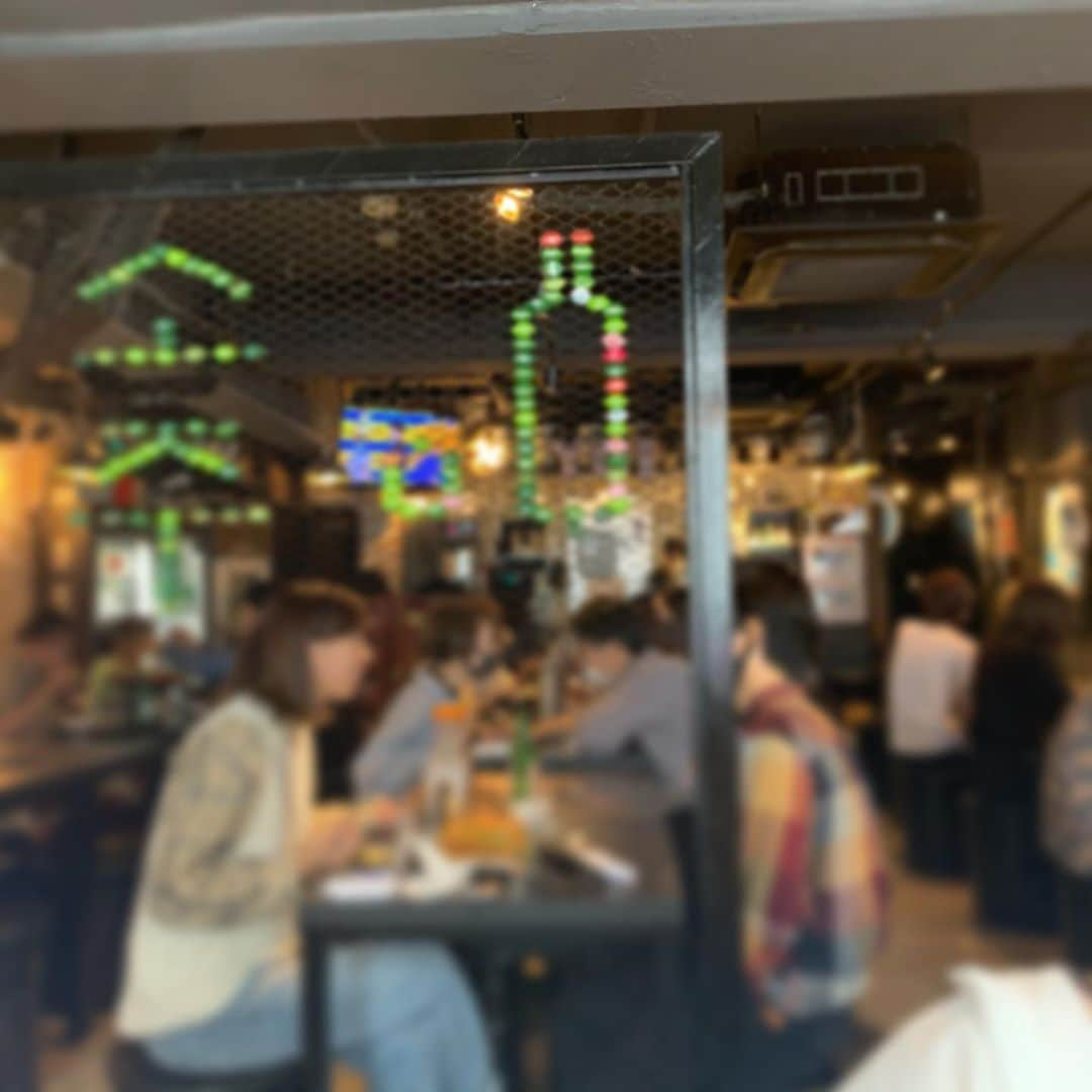 りょうくんグルメさんのインスタグラム写真 - (りょうくんグルメInstagram)「【新大久保　YOI】 オシャレ店内で食べるモッパンセット🧀 ㅤㅤㅤㅤㅤㅤㅤㅤㅤㅤㅤㅤㅤ 🏠#新大久保　#よい 🚶‍♂️新大久保駅徒歩2分 📖モッパンセット(¥2580+tax) チーズキンパ(¥980) ㅤㅤㅤㅤㅤㅤㅤㅤㅤㅤㅤㅤㅤ モッパンセットのボリュームがすごい！ 新大久保で一番かもレベル！ しかもそれぞれちゃんとおいしい！  内容はチーズボール、ポテト、チキン3種類、チーズトンカツ、ソットク  チーズトンカツはチーズたっぷり もちもちのソットク美味しい！  通常のチキンめっちゃ柔らかくてカリカリ。 脂っこすぎないでカラッとしてる。 ヤンニョムはちょいケチャ強ピリ辛の味濃い系。 チーズボールは割と普通  チーズキンパ皿がダサいのできたのおこだけどうまかったから許す。 チーズがもったりしてうまい。  二人ならモッパンセットだけでお腹いっぱい！ 3人ならチーズキンパ追加してちょうどいいかも！ ㅤㅤㅤㅤㅤㅤㅤㅤㅤㅤㅤㅤㅤ チキン自体が大きくて、UFO頼む人も多い。 モッパンセットもチーズキンパも夜食べれるよ。 ㅤㅤㅤㅤㅤㅤㅤㅤㅤㅤㅤㅤㅤ 店内めちゃくちゃオシャレ。 若者多い。新大久保ってより渋谷っぽい雰囲気。 音楽大きめ。 ㅤㅤㅤㅤㅤㅤㅤㅤㅤㅤㅤㅤㅤ ㅤㅤㅤㅤㅤㅤㅤㅤㅤㅤㅤㅤㅤ 内装が綺麗。 黒とレンガとシンプルオシャレな雰囲気。 2Fにあって穴場。土日はそこそこお客さん入ってるけどすぐ入れる。 女性多め。土日はお一人様はしにくい。 デートしてるお客さん多い。 席数多い。 トイレだけ狭いの弱点 ㅤㅤㅤㅤㅤㅤㅤㅤㅤㅤㅤㅤㅤ 24時間営業。 新大久保の夜中の3大スポットの一つ。 お酒飲むのにいい雰囲気。 ㅤㅤㅤㅤㅤㅤㅤㅤㅤㅤㅤㅤㅤ ソットク入ってるの神！ ㅤㅤㅤㅤㅤㅤㅤㅤㅤㅤㅤㅤㅤ  東京都新宿区百人町2-1-3 K-PLAZA 3号館 2F  24時間営業」10月6日 12時21分 - uryo1113