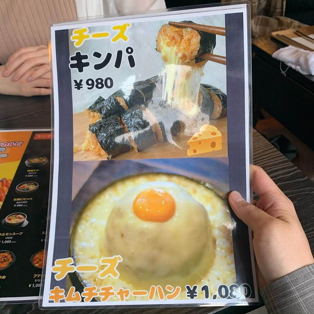 りょうくんグルメさんのインスタグラム写真 - (りょうくんグルメInstagram)「【新大久保　YOI】 オシャレ店内で食べるモッパンセット🧀 ㅤㅤㅤㅤㅤㅤㅤㅤㅤㅤㅤㅤㅤ 🏠#新大久保　#よい 🚶‍♂️新大久保駅徒歩2分 📖モッパンセット(¥2580+tax) チーズキンパ(¥980) ㅤㅤㅤㅤㅤㅤㅤㅤㅤㅤㅤㅤㅤ モッパンセットのボリュームがすごい！ 新大久保で一番かもレベル！ しかもそれぞれちゃんとおいしい！  内容はチーズボール、ポテト、チキン3種類、チーズトンカツ、ソットク  チーズトンカツはチーズたっぷり もちもちのソットク美味しい！  通常のチキンめっちゃ柔らかくてカリカリ。 脂っこすぎないでカラッとしてる。 ヤンニョムはちょいケチャ強ピリ辛の味濃い系。 チーズボールは割と普通  チーズキンパ皿がダサいのできたのおこだけどうまかったから許す。 チーズがもったりしてうまい。  二人ならモッパンセットだけでお腹いっぱい！ 3人ならチーズキンパ追加してちょうどいいかも！ ㅤㅤㅤㅤㅤㅤㅤㅤㅤㅤㅤㅤㅤ チキン自体が大きくて、UFO頼む人も多い。 モッパンセットもチーズキンパも夜食べれるよ。 ㅤㅤㅤㅤㅤㅤㅤㅤㅤㅤㅤㅤㅤ 店内めちゃくちゃオシャレ。 若者多い。新大久保ってより渋谷っぽい雰囲気。 音楽大きめ。 ㅤㅤㅤㅤㅤㅤㅤㅤㅤㅤㅤㅤㅤ ㅤㅤㅤㅤㅤㅤㅤㅤㅤㅤㅤㅤㅤ 内装が綺麗。 黒とレンガとシンプルオシャレな雰囲気。 2Fにあって穴場。土日はそこそこお客さん入ってるけどすぐ入れる。 女性多め。土日はお一人様はしにくい。 デートしてるお客さん多い。 席数多い。 トイレだけ狭いの弱点 ㅤㅤㅤㅤㅤㅤㅤㅤㅤㅤㅤㅤㅤ 24時間営業。 新大久保の夜中の3大スポットの一つ。 お酒飲むのにいい雰囲気。 ㅤㅤㅤㅤㅤㅤㅤㅤㅤㅤㅤㅤㅤ ソットク入ってるの神！ ㅤㅤㅤㅤㅤㅤㅤㅤㅤㅤㅤㅤㅤ  東京都新宿区百人町2-1-3 K-PLAZA 3号館 2F  24時間営業」10月6日 12時21分 - uryo1113