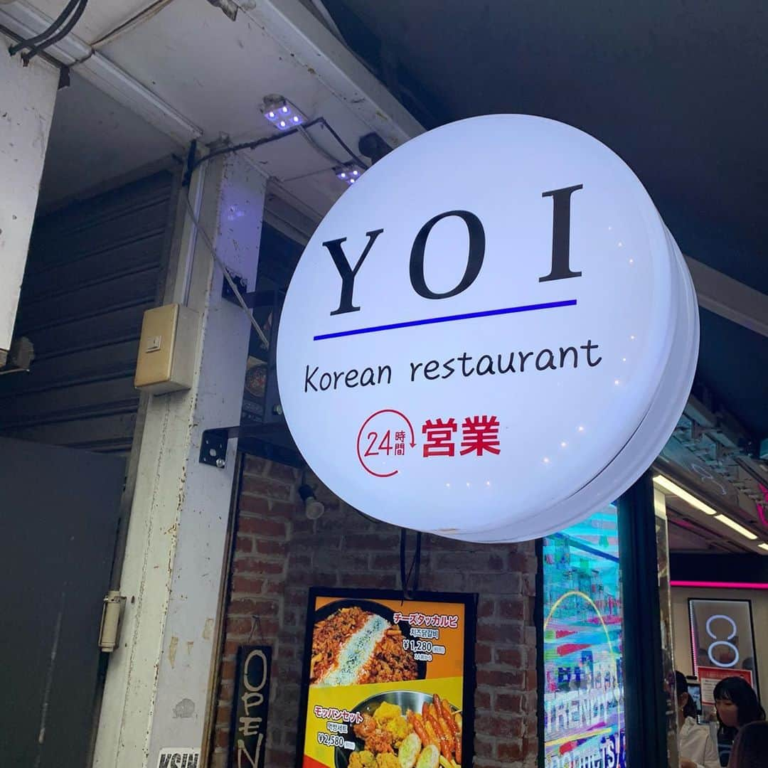 りょうくんグルメさんのインスタグラム写真 - (りょうくんグルメInstagram)「【新大久保　YOI】 オシャレ店内で食べるモッパンセット🧀 ㅤㅤㅤㅤㅤㅤㅤㅤㅤㅤㅤㅤㅤ 🏠#新大久保　#よい 🚶‍♂️新大久保駅徒歩2分 📖モッパンセット(¥2580+tax) チーズキンパ(¥980) ㅤㅤㅤㅤㅤㅤㅤㅤㅤㅤㅤㅤㅤ モッパンセットのボリュームがすごい！ 新大久保で一番かもレベル！ しかもそれぞれちゃんとおいしい！  内容はチーズボール、ポテト、チキン3種類、チーズトンカツ、ソットク  チーズトンカツはチーズたっぷり もちもちのソットク美味しい！  通常のチキンめっちゃ柔らかくてカリカリ。 脂っこすぎないでカラッとしてる。 ヤンニョムはちょいケチャ強ピリ辛の味濃い系。 チーズボールは割と普通  チーズキンパ皿がダサいのできたのおこだけどうまかったから許す。 チーズがもったりしてうまい。  二人ならモッパンセットだけでお腹いっぱい！ 3人ならチーズキンパ追加してちょうどいいかも！ ㅤㅤㅤㅤㅤㅤㅤㅤㅤㅤㅤㅤㅤ チキン自体が大きくて、UFO頼む人も多い。 モッパンセットもチーズキンパも夜食べれるよ。 ㅤㅤㅤㅤㅤㅤㅤㅤㅤㅤㅤㅤㅤ 店内めちゃくちゃオシャレ。 若者多い。新大久保ってより渋谷っぽい雰囲気。 音楽大きめ。 ㅤㅤㅤㅤㅤㅤㅤㅤㅤㅤㅤㅤㅤ ㅤㅤㅤㅤㅤㅤㅤㅤㅤㅤㅤㅤㅤ 内装が綺麗。 黒とレンガとシンプルオシャレな雰囲気。 2Fにあって穴場。土日はそこそこお客さん入ってるけどすぐ入れる。 女性多め。土日はお一人様はしにくい。 デートしてるお客さん多い。 席数多い。 トイレだけ狭いの弱点 ㅤㅤㅤㅤㅤㅤㅤㅤㅤㅤㅤㅤㅤ 24時間営業。 新大久保の夜中の3大スポットの一つ。 お酒飲むのにいい雰囲気。 ㅤㅤㅤㅤㅤㅤㅤㅤㅤㅤㅤㅤㅤ ソットク入ってるの神！ ㅤㅤㅤㅤㅤㅤㅤㅤㅤㅤㅤㅤㅤ  東京都新宿区百人町2-1-3 K-PLAZA 3号館 2F  24時間営業」10月6日 12時21分 - uryo1113