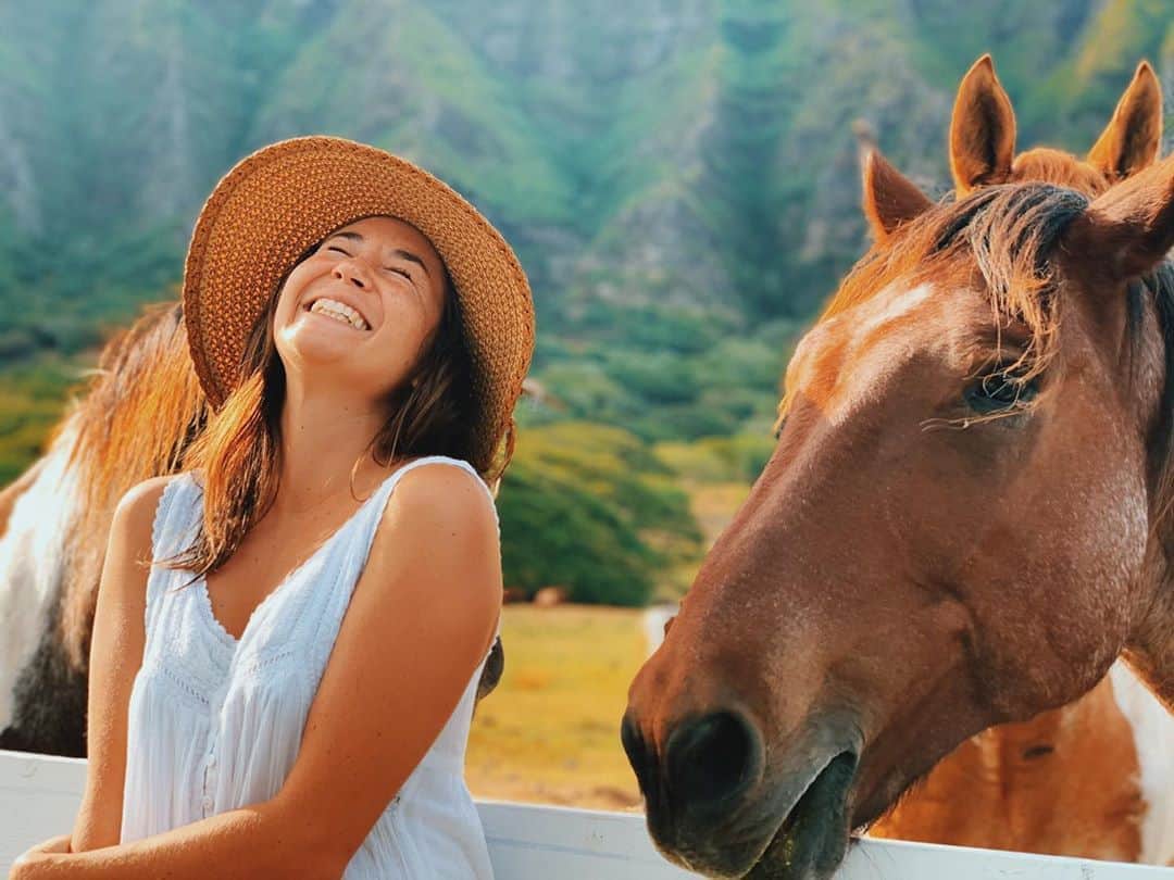 アリッサ ウーテンのインスタグラム：「Acting like I’m not scared hahah 🐴」