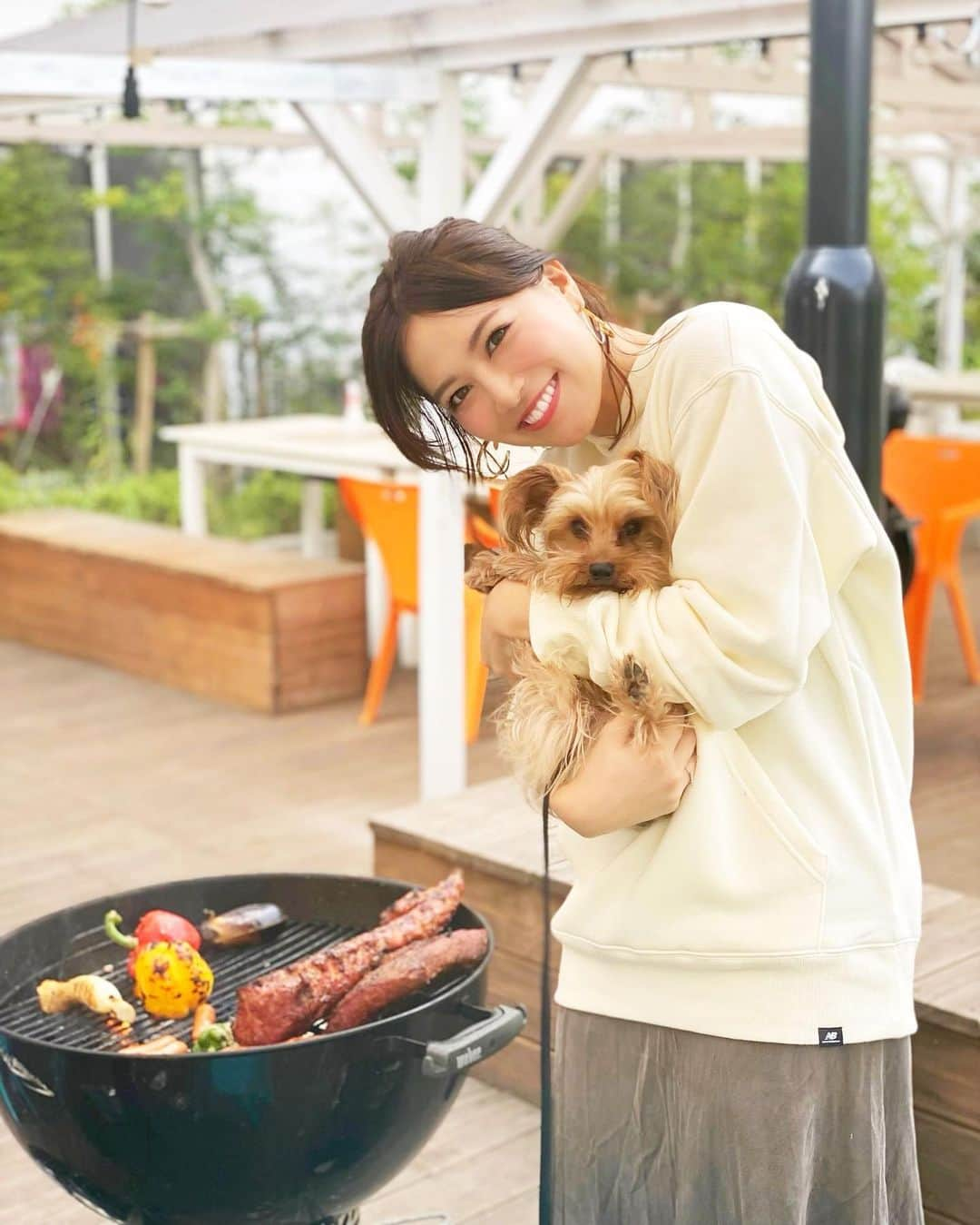 石井里奈さんのインスタグラム写真 - (石井里奈Instagram)「こんにちは☀️ . 週末は仲良しメンバーで恒例BBQ🍖❤️ 有明にある @willdining_bbqtokyo にいってきたよ🥰❤️ . 開放的で犬も連れてこれて、屋根もあるから雨でも楽しめるBBQ場🍖🥓 . 持ち込み利用で場所代だけでも利用できるのですごく柔軟に使えて、リーズナブルに楽しむことができるの😚❤️ . 3枚目が通常コースの焼き物（2人前） 牡蠣や帆立もついてて豪華❤️ 持ち込み肉は今回もBBQインストラクターの友人に美味しく調理していただきました👏笑（いつもありがと！） . あとね、しもふりちゅーぶをみて真似したんだけどウインナーと焼きパインの組み合わせ、最高に美味しかった❤️笑 . 今回はゆりちゃんのテディと一緒に🐶犬ってやっぱり可愛いなぁ🥰 小太郎🐈により会いたくなったよ✨ . tops... @snidel_official @newbalance  skirt... @plage_jp  . 午後も頑張っていきましょう❤️ . #りなまるグルメ #犬のいる暮らし #犬 #dog #犬連れ #Willdining&BBQ #BBQ #ばーべきゅー #有明 #バーベキュー #休日の過ごし方 #アウトドア #カジュアル #カジュアルコーデ #casualstyle #豊洲 #焼肉 #yakiniku #肉 #肉好き #お肉 #肉料理 #燻製 #meat #ariake #toyosu #パーカー #snidel #パーカーコーデ #パーカー女子」10月6日 12時17分 - ri7tin1025