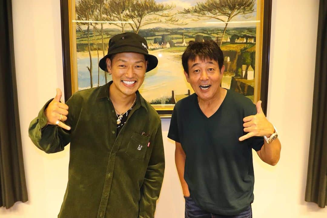 のインスタグラム：「TUBEの前田さんのラジオに呼んで頂きました！←感無量😭 "知らんけどfeat.寿君" "あー夏休み"の制作秘話など良い話が出来ました！ 放送お楽しみに💁‍♂️ 前田亘輝YOU達HAPPY(NACK5) 10月12日(月)  23:30-24:00  #tube #前田亘輝 #you達happy  #寿君 #nack5 #知らんけど #あー夏休み #radio #radiko」