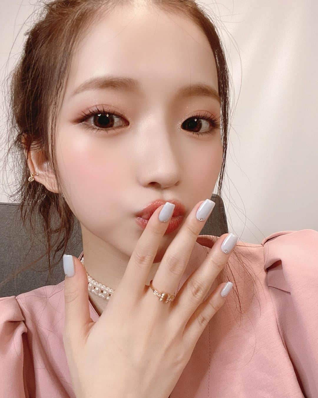 南りほのインスタグラム：「新しいネイルと髪色🐖💗 初の水色に挑戦してみた🦋秋っぽくグレーも混ぜてもらって絶妙な色味🦋ラメも軽く入ってます。 髪色は安定のアッシュで暗めにしたよ🧠 vlogも撮ったから楽しみにしててね🤍」