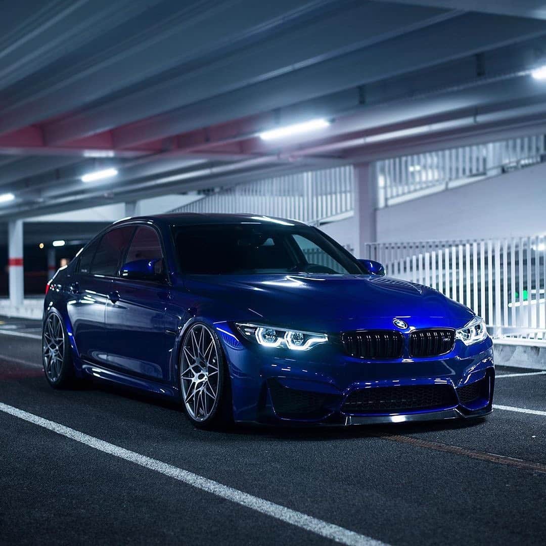CARLiFESTYLEさんのインスタグラム写真 - (CARLiFESTYLEInstagram)「Who wore the best blue? Photo by @srs_swissrichstreets #carlifestyle」10月6日 12時24分 - carlifestyle
