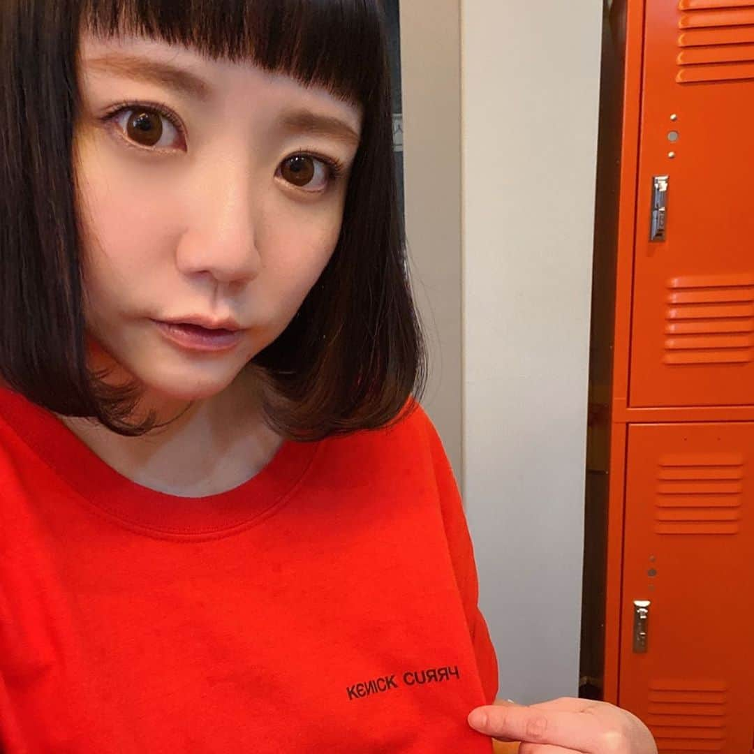 小鳥遊しほさんのインスタグラム写真 - (小鳥遊しほInstagram)「ついに今日は秋の小鳥遊スペシャルやでぃ🍛3種のきのこ(エリンギ・しめじ・舞茸)とパプリカのマリネが旨いんじゃい。  小鳥遊好みに酸味が効いた、ローカロ&食物繊維たっぷりの健康コラボメニューです！  さらに炙りチーズ・副菜・パクチーもONの本日限定スペシャルキーマプレート。合わせて食べると相性抜群。 ※パクチー抜きも可  ぜひに〜👨‍🍳🥄👨‍🍳🥄👨‍🍳🥄👨‍🍳🥄  ヘルシーメニューがたくさんの書籍「じぶんごはん」をイメージしましたってことで書影も掲載。ヨロシクネ。  #じぶんごはん #小鳥飯 #ケニックカレー #カレー #カレーライス #渋谷グルメ #kenickcurry #curry #簡単レシピ　#スパイスカレー」10月6日 12時32分 - shihotakanashi