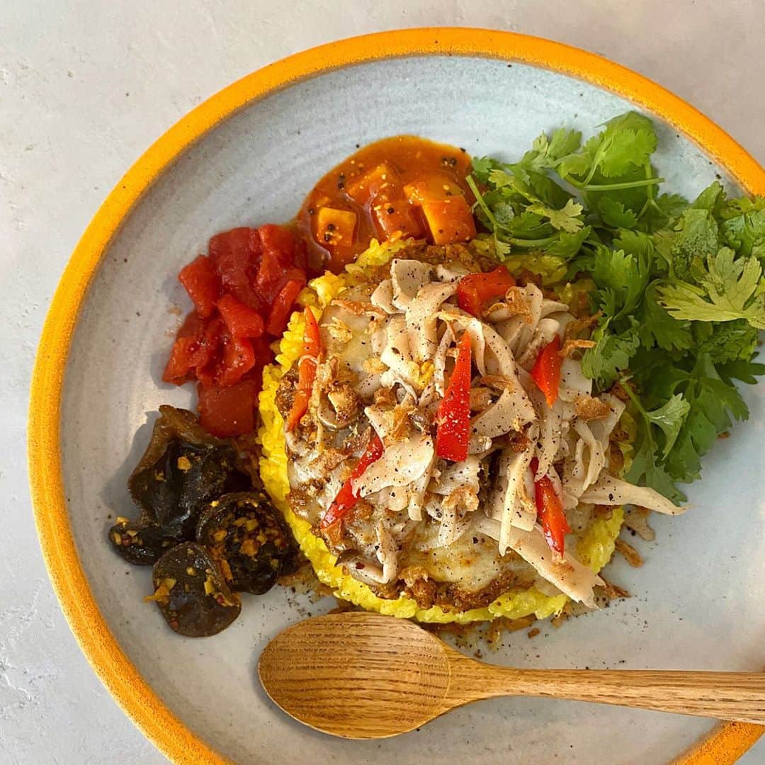 小鳥遊しほのインスタグラム：「ついに今日は秋の小鳥遊スペシャルやでぃ🍛3種のきのこ(エリンギ・しめじ・舞茸)とパプリカのマリネが旨いんじゃい。  小鳥遊好みに酸味が効いた、ローカロ&食物繊維たっぷりの健康コラボメニューです！  さらに炙りチーズ・副菜・パクチーもONの本日限定スペシャルキーマプレート。合わせて食べると相性抜群。 ※パクチー抜きも可  ぜひに〜👨‍🍳🥄👨‍🍳🥄👨‍🍳🥄👨‍🍳🥄  ヘルシーメニューがたくさんの書籍「じぶんごはん」をイメージしましたってことで書影も掲載。ヨロシクネ。  #じぶんごはん #小鳥飯 #ケニックカレー #カレー #カレーライス #渋谷グルメ #kenickcurry #curry #簡単レシピ　#スパイスカレー」
