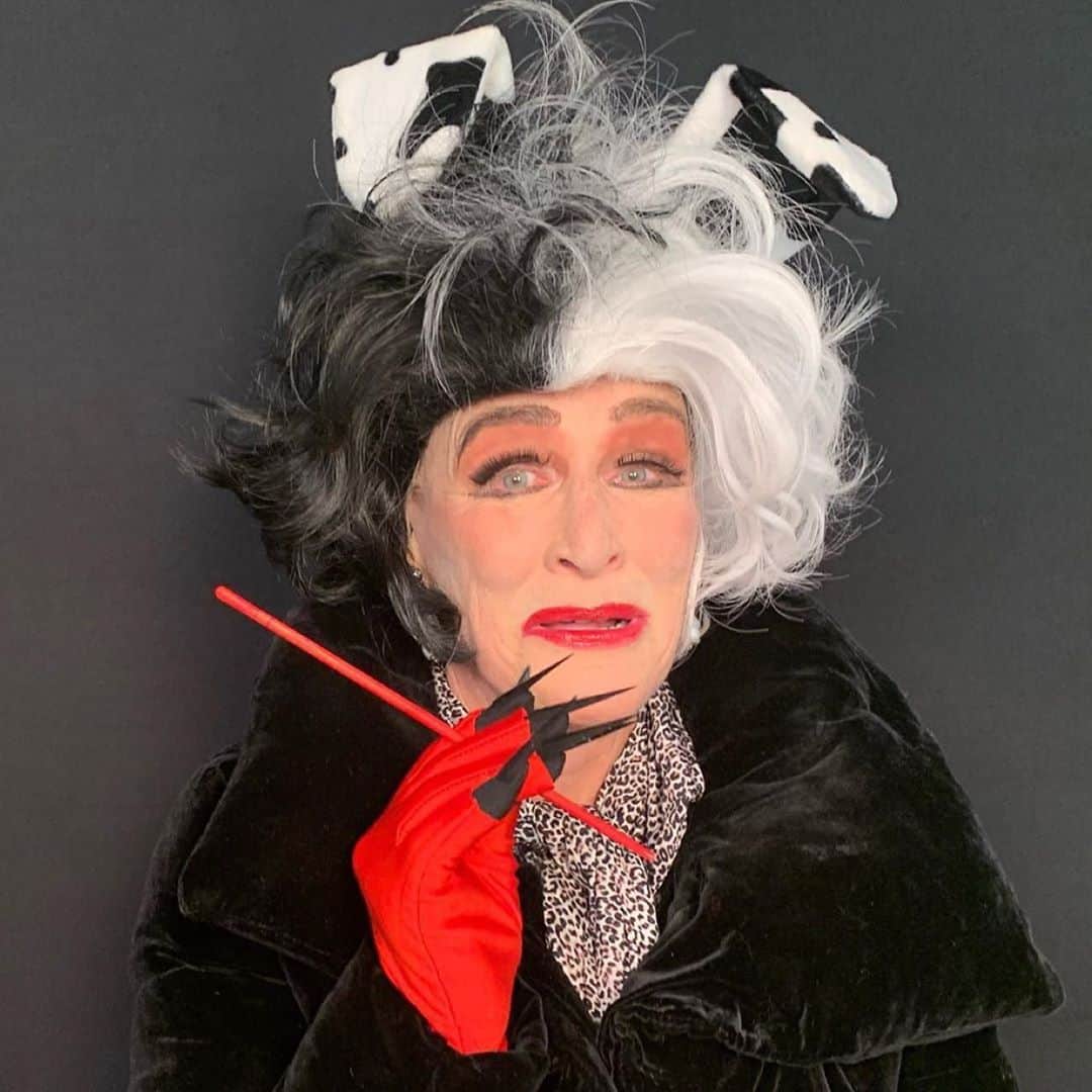 WHO WHAT WEARさんのインスタグラム写真 - (WHO WHAT WEARInstagram)「@glennclose recreating her Cruella De Vil costume with wardrobe from The Wife for the upcoming #HocusPocus reunion to benefit @nyrp = god-level stuff. Swipe for her “Homemade Cruella” recipe.  regram: @glennclose photo: Seonaid “Sho” Campbell」10月6日 12時35分 - whowhatwear