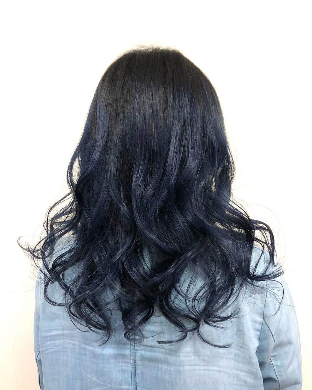 salon PRATiNO(サロンプラチノ)のインスタグラム：「. . 💙ダークネイビーカラー💙. . 根元が伸びていたので黒い部分はそのまま 色が抜けている所にネイビーのカラーをのせました💙 光の当たり加減でさりげなく青みがでてオシャレです💖 ナチュラルなグラデーションで とっても可愛いです✨ . .  【CLAVIS PRATINO】 ◇月曜日～土曜日 10:00～20:00 ◇日曜日 10:00～18:00  ※定休日なし ※時間外はお問い合わせください。 愛知県名古屋市中区錦3-4-19石垣ビル７Ｆ ☎︎052-962-7017  【PRATINO SNS・お店情報】  Instagram  メインアカウント→ clavis_pratino スタッフアカウント→ pratino_staff YouTube → https://www.youtube.com/channel/UC29An_f8mXliizce-Y6AUsA  LINE@→ ＠clavis-pratino HP→ http://clavis-pratino.com CLAVIS公式アプリ→ アプリ検索「CLAVIS 公式アプリ」  . #hairstyle #hair #cornrow #braids #clavispratino #spiralperm #pratino #hairsalon #nagoya #haircolor #love #派手髪 #外国人風カラー #バレイヤージュ #グラデーション #コーンロウ #ブレイズ #スパイラルパーマ#ピラミンゴカラー  #特殊ヘア #ブラックヘア #美容室 #ヘアサロン #ヘアスタイル #ヘアカラー #クラビスプラチノ #名古屋 #栄 #錦」
