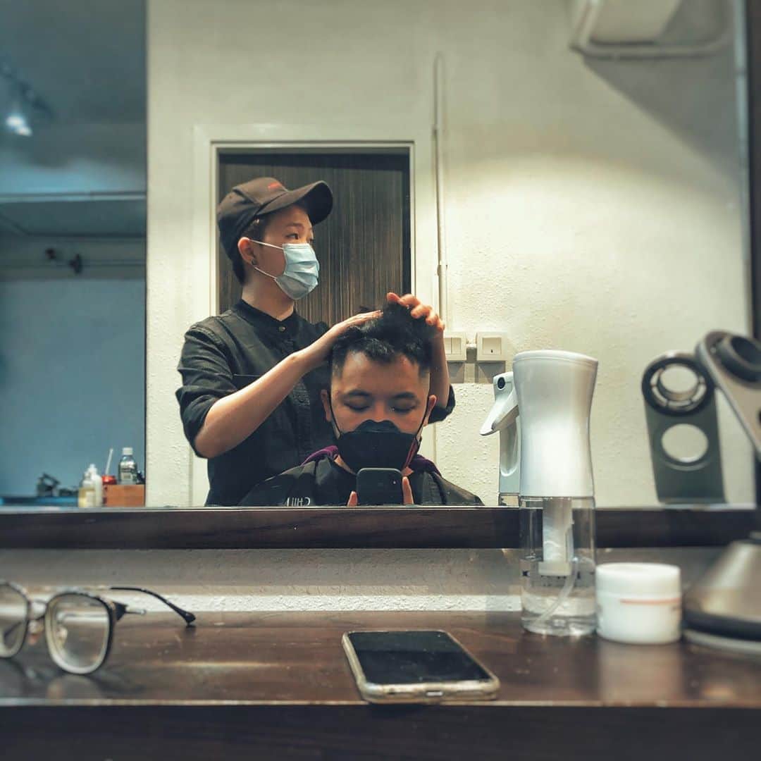 FATKINGのインスタグラム：「™️ 盡情愚弄我吧 @shanelui_hair @chillworkshair  #Chill住剪頭髮 #飲完靚仔晒 #個頭輕咗10磅 #但好似少咗個枕頭」