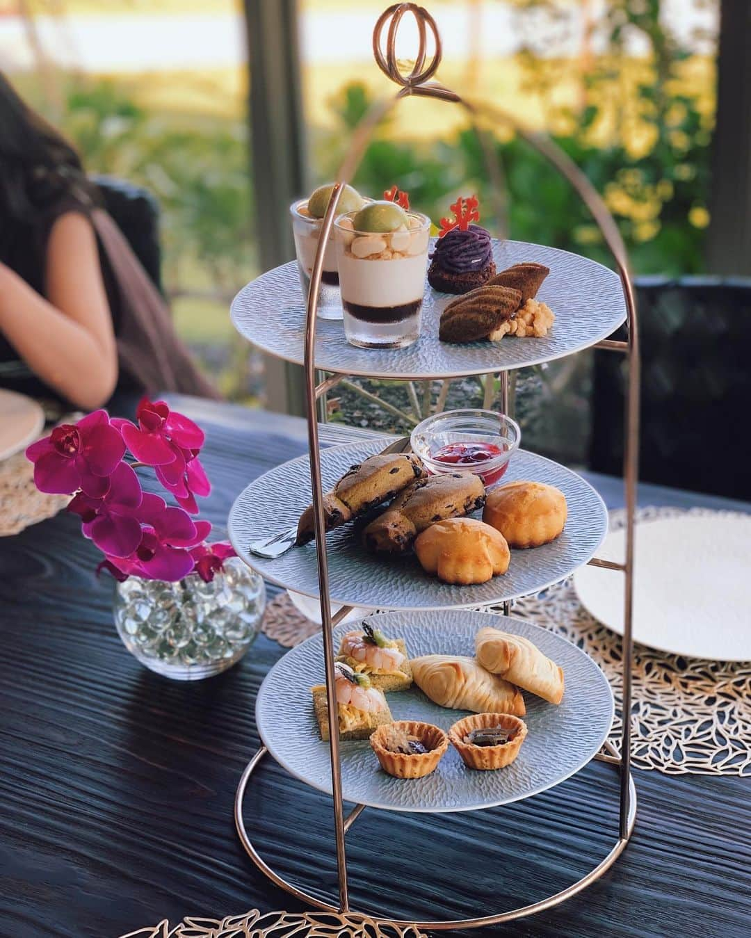 春名亜美さんのインスタグラム写真 - (春名亜美Instagram)「すごくご質問頂いたアフタヌーンティー☕️🍪🥪 滞在中ほぼ毎日行きました 笑  このアフタヌーンティーは、 クラブインターコンチネンタルに宿泊すると利用できる専用ラウンジで、14:30〜16:30の間、無料提供してもらえます☕️  🐢の形の塩プリンだったり、🐟の形のスコーンだったり、サンゴのチョコが乗ったモンブランだったり←(これがまた絶品)ここでしか食べれないものばかり😋  ちなみに、クラブインターコンチネンタルに宿泊すると、このラウンジで朝食もイブニングカクテル(17:30〜19:30)も無料提供してもらえます🍴🍸  イブニングカクテルは12歳以下の子供は利用出来なかったので、行けませんでしたが、とっても素敵な雰囲気でした🍸  今後のご参考までに☺️ ・ ・ ・ #クラブインターコンチネンタル石垣 #clubintercontinental #afternoontea #アフタヌーンティー #ClubInterContinentalishigaki #anaintercontinentalishigakiresort #anaインターコンチネンタル石垣リゾート #沖縄旅行 #石垣島 #石垣島旅行 #石垣 #家族旅行 #夏休み #夏の思い出 #familytrip  #兄弟ママ #兄弟　#ll_石垣島」10月6日 12時50分 - amiharunaami