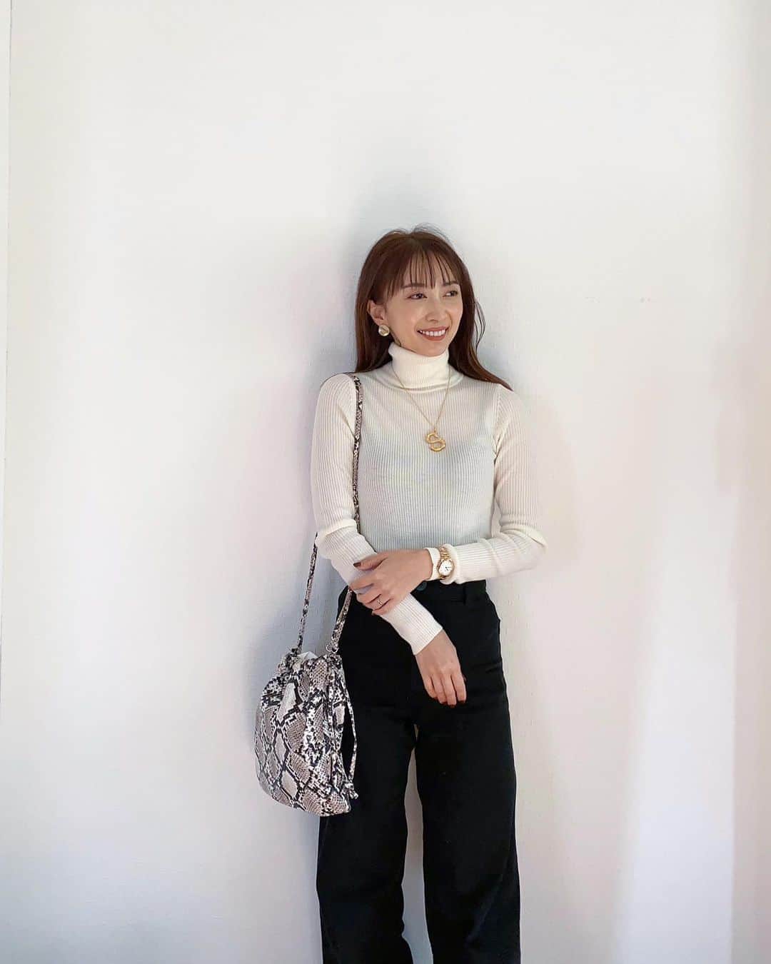 rats1316のインスタグラム：「・ 毎年この時期に買い足す @uniqlo_with の#エクストラファインメリノリブタートルネックセーター 来春まで着回せる◎ ・ ・ ・ #ママ#ママコーデ#ママファッション#code #ootd#outfit#mamagirl#北海道ママ#札幌ママ#三児の母#お洒落さんと繋がりたい#プチプラコーデ#今日のコーデ#ママライフ#ロカリ#スナップミー#mineby3mootd#ponte_fashion#4yuuu#きょコ#今日の服#大人カジュアル#主婦#男の子ママ #ビュースタグラマー#mamagirl_sugotoku」