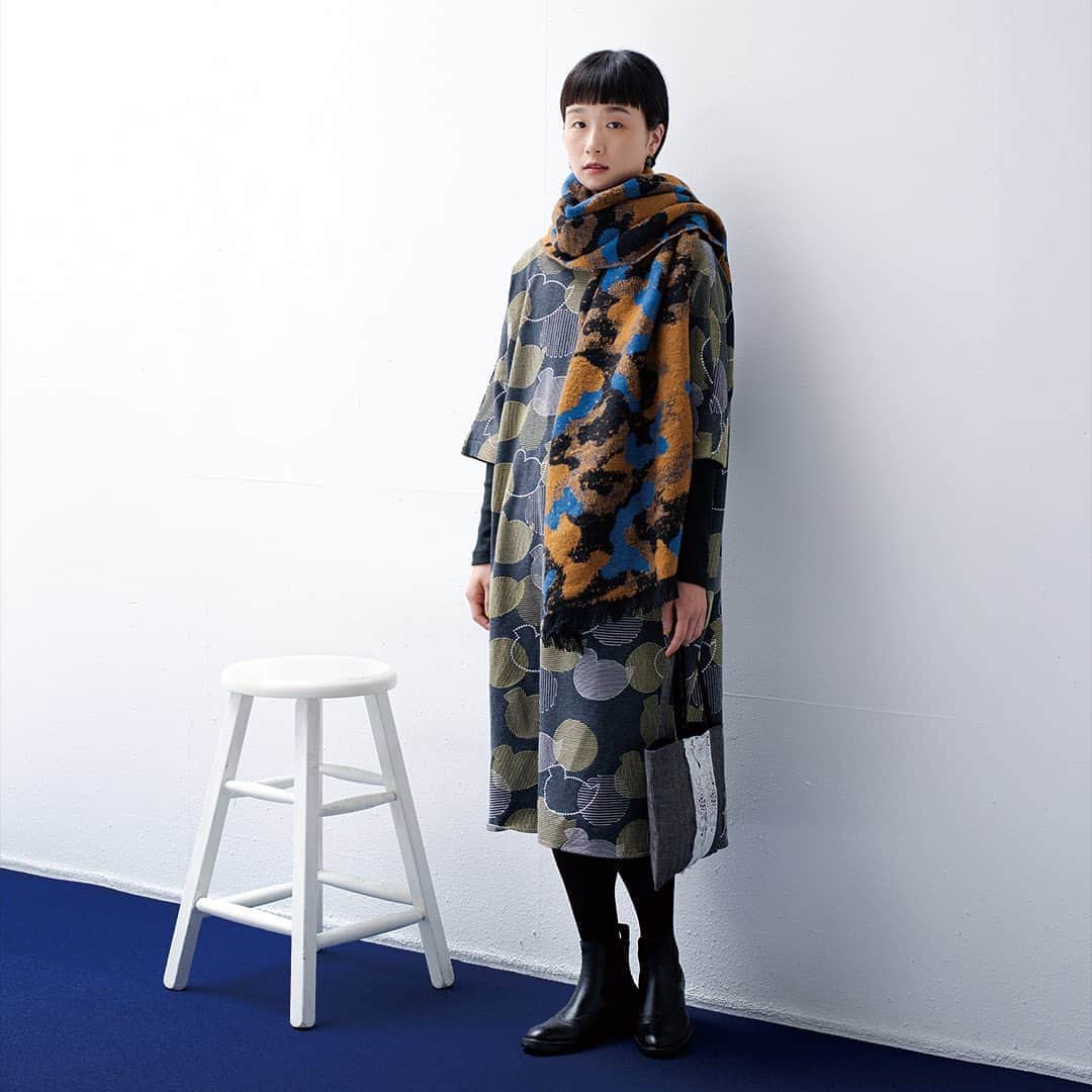 marbleSUD(マーブルシュッド) のインスタグラム：「高山に暮らす雷鳥の姿を刺繍で表現した「EMB Raicho」。様々なタッチの刺繍で描かれ、一見すると幾何学模様のよう。着やすいストレッチ素材でありながら、シックな雰囲気にキマる大人の刺繍シリーズです。」