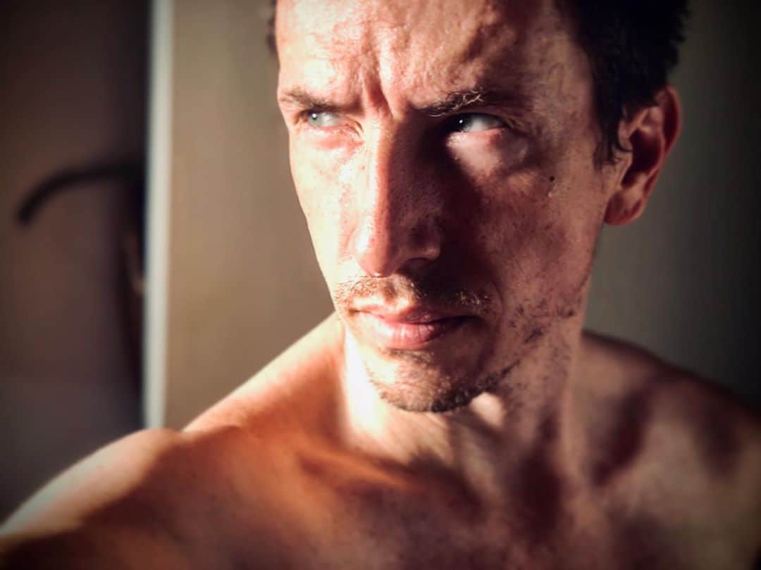 マイケル・トレイナーのインスタグラム：「The bathroom lighting has become very dramatic as of late.」