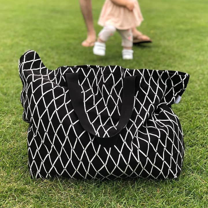 のインスタグラム：「. 今回はスタッフ愛用アイテムのご紹介です。 . ちょっと遊びに行こうかー！なんて時はぼくはいつもこれ。「ラプアン カンクリ」の「エスキモーバッグ」です。 なんだかんだで荷物がたくさんあったりするんだけど、ほいほいほいっと中に入れていっても余裕で収まる安心感。 程よい厚みで荷物が多くても少なくても綺麗なかたちを保ってくれるのもとても気持ちがいいです。 アイスクリーム好きとしては、アイスの棒でデザインされているのも大ポイント！ . . ▼詳細はプロフィールのリンクからご覧いただけます。 → @freedesign_jp . 【取扱店舗】 #フリーデザインオンラインショップ #フリーデザイン吉祥寺店 . #lapiankankurit #ラプアンカンクリ #eskimobag #eskimo #bag #エスキモーバッグ #エスキモーアイス #フィンランド #北欧 #zakka #雑貨店 #インテリア  #インテリアショップ #雑貨屋 #くらし #暮らし #暮らしを楽しむ #freedesign #フリーデザイン #吉祥寺 #kichijoji」