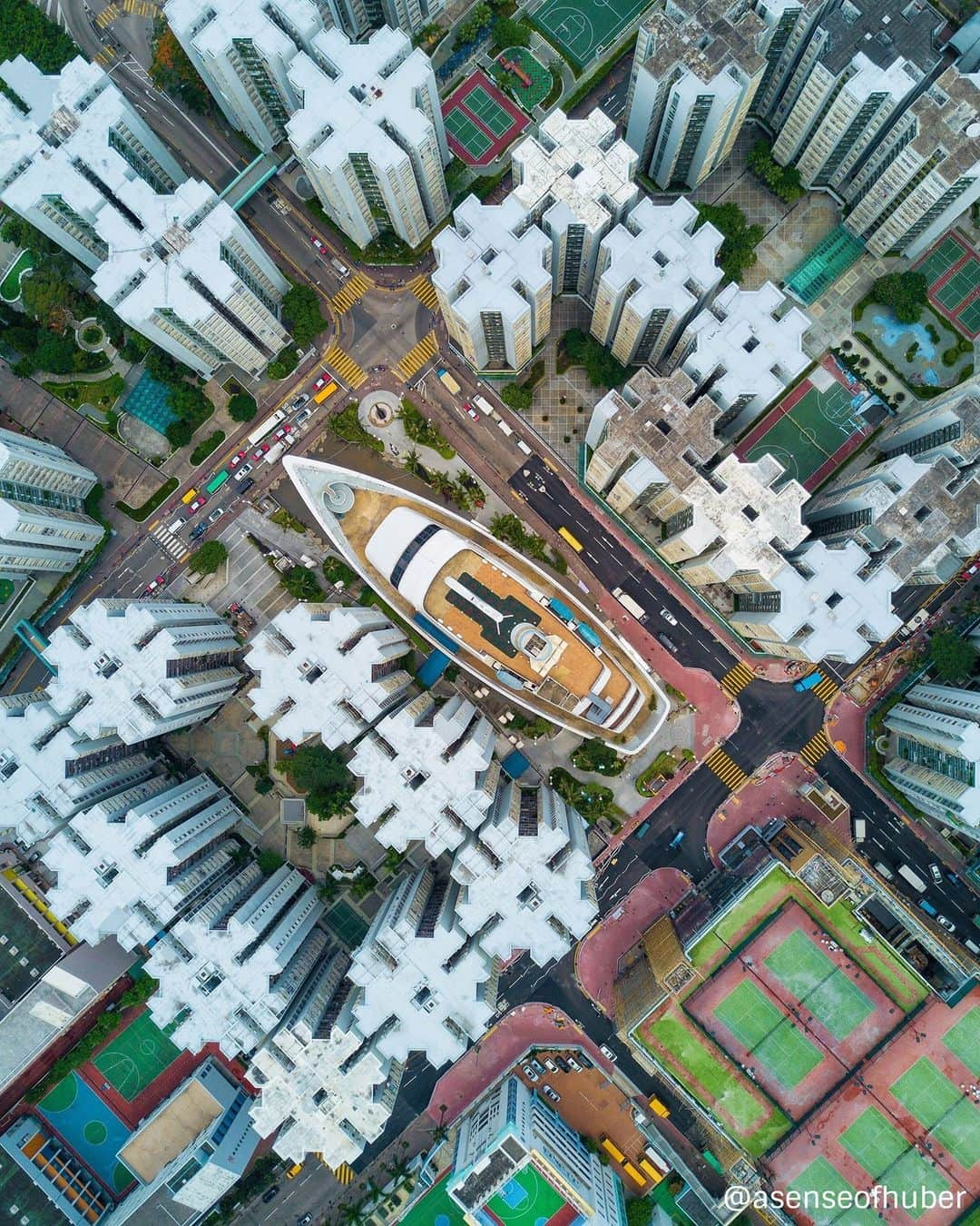 Discover Hong Kongさんのインスタグラム写真 - (Discover Hong KongInstagram)「There’s a giant boat amid the concrete blocks! 😲😲 名副其實嘅「陸上行舟」！👀👀 #DiscoverHongKong」10月6日 13時00分 - discoverhongkong