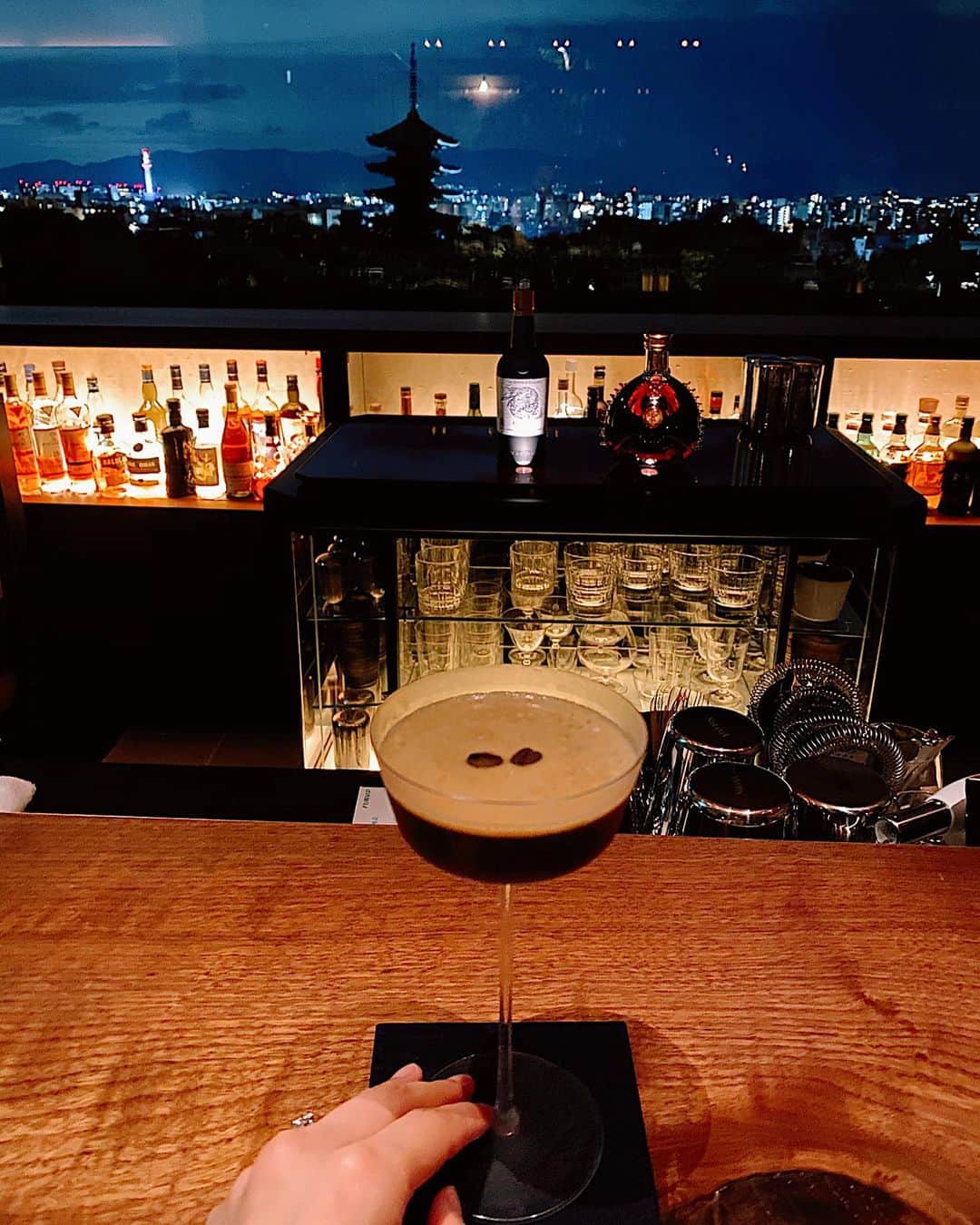 大出千尋のインスタグラム：「. 先日京都に行った際に宿泊した　@parkhyattkyoto 内にあるBar “琥珀" 八坂の塔や京都の街を一望することができ、うっとり💭 . 最近あるドラマを観ていた時、すごく飲んでみたいカクテルを見つけて、いつか飲みたいと思っていた矢先に出会った　#エスプレッソマティーニ　💫 ウォッカベースで、リキュールの甘さとコーヒーのほろ苦さが大人の味ですっきりして美味しかったです🍸✨ . . #parkhyattkyoto  #パークハイアット京都 #京都旅 #結婚1周年旅行」