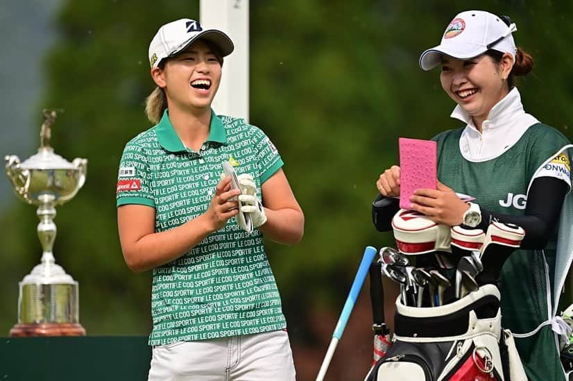 木下彩のインスタグラム：「日本女子オープン🙃  大会関係者の方々ボランティアの方々いつもありがとうございます。  普段使わん頭使いすぎてパンクしそうな４日間🙃  くみさんと初タッグでした🙋‍♀️ ４日間苦しすぎたけど くみさんに癒してもらったおかげで頑張れました🙋‍♀️ 朝一から謎の大爆笑🙃」