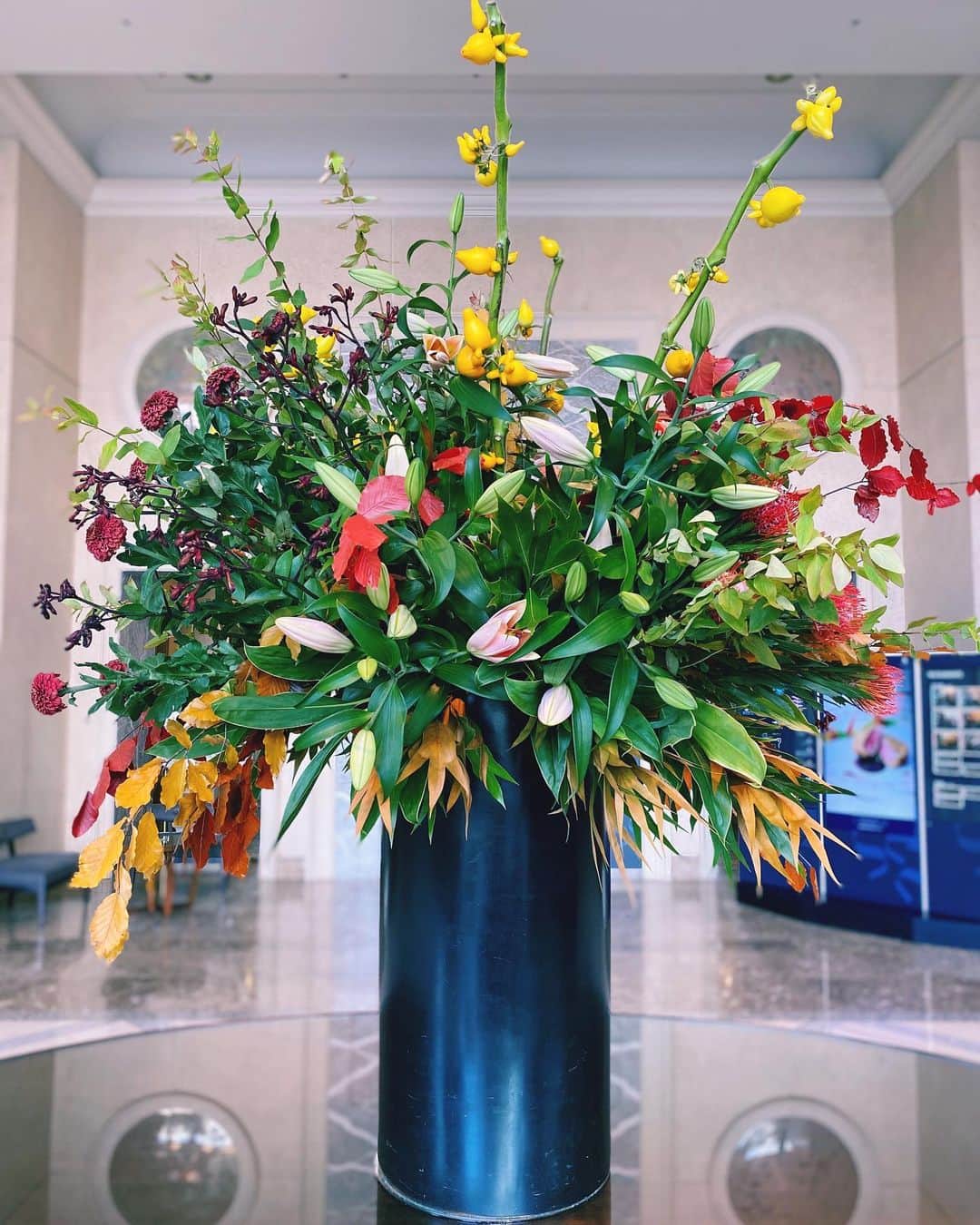 横浜ロイヤルパークホテルのインスタグラム：「ロビー装花も秋の装い🍁 ホテルにお越しの際は、こちらもご覧ください。  #横浜ロイヤルパークホテル #yokohamaroyalparkhotel #横浜 #yokohama #ホテル #hotel #ロビー装花 #hotelflowers #横浜ホテル #theprefferedlife #royalparkhoteljp」