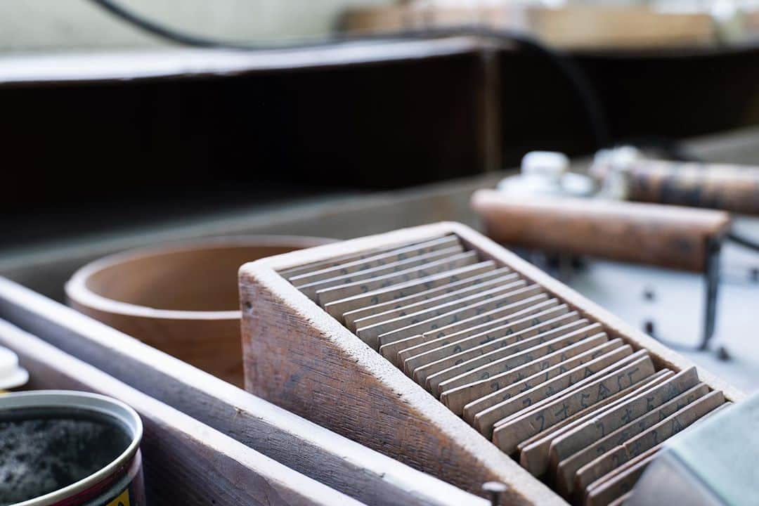 Japanese Craft Mediaさんのインスタグラム写真 - (Japanese Craft MediaInstagram)「When to make a brush, they need comb but no craftsperson now who can make this comb. They always carefully use that for using from now on a long time. This is the behind seen of making a brush. Although you don't have an opportunity of watching the tool what is used for making a brush, there is a story as same as crafts.  JapanMade collaborated with @mazda_jp to make this content.  #japanmade #japanmade_co #handmade #brushes #japanesebrushes #japaneseculture #japanesestyle #craftspeople #craftsmanship #storytelling #japanlover #japantrip #hiroshima #古羊毛 #japan #japan_of_insta #tools」10月6日 13時16分 - japan___made