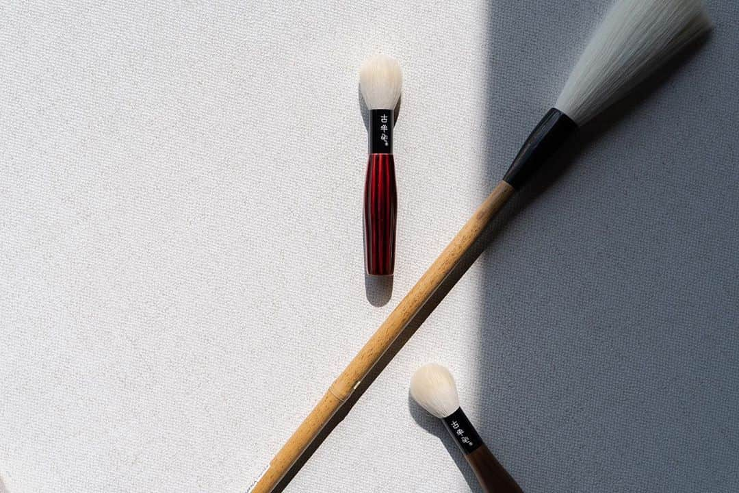 Japanese Craft Mediaさんのインスタグラム写真 - (Japanese Craft MediaInstagram)「When to make a brush, they need comb but no craftsperson now who can make this comb. They always carefully use that for using from now on a long time. This is the behind seen of making a brush. Although you don't have an opportunity of watching the tool what is used for making a brush, there is a story as same as crafts.  JapanMade collaborated with @mazda_jp to make this content.  #japanmade #japanmade_co #handmade #brushes #japanesebrushes #japaneseculture #japanesestyle #craftspeople #craftsmanship #storytelling #japanlover #japantrip #hiroshima #古羊毛 #japan #japan_of_insta #tools」10月6日 13時16分 - japan___made