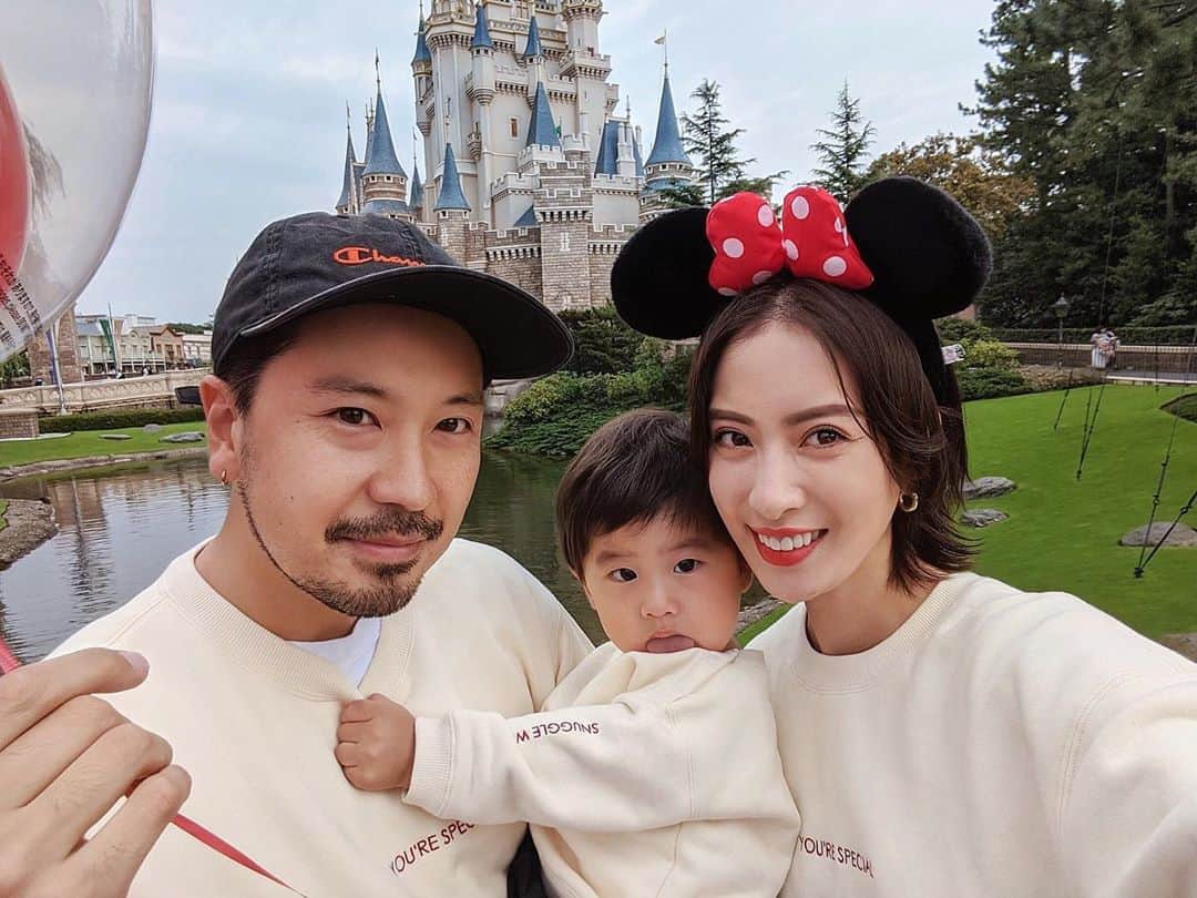 ソンイのインスタグラム：「息子のディズニーデビュー🏰❤️  そんな楽しい思い出の1日を @swu__official のスウェットがさらに特別に彩ってくれた🌈  家族お揃いコーデ👨🏻👦🏻🧑🏻❤️  #ディズニーデビュー #家族写真 #家族ディズニー #子連れディズニー #リンクコーデ  #1歳6ヶ月 #男の子ベビー #男の子コーデ」