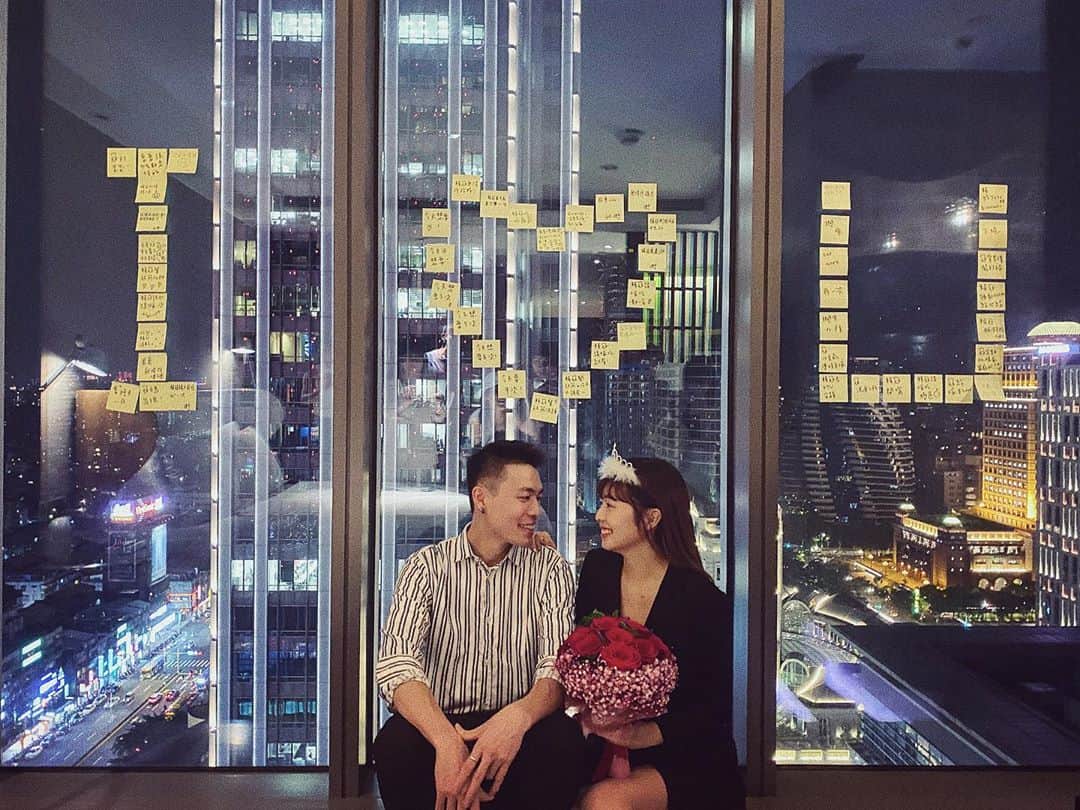 Dewi Chienのインスタグラム：「也謝謝參與求婚企劃的所有朋友們，最後看到用便條紙貼在窗戶上的I 💛U使用券太好笑了，真的超級喜歡😂👍🏼#馬上來用一張#賴冠幫廷芮洗頭#haha」