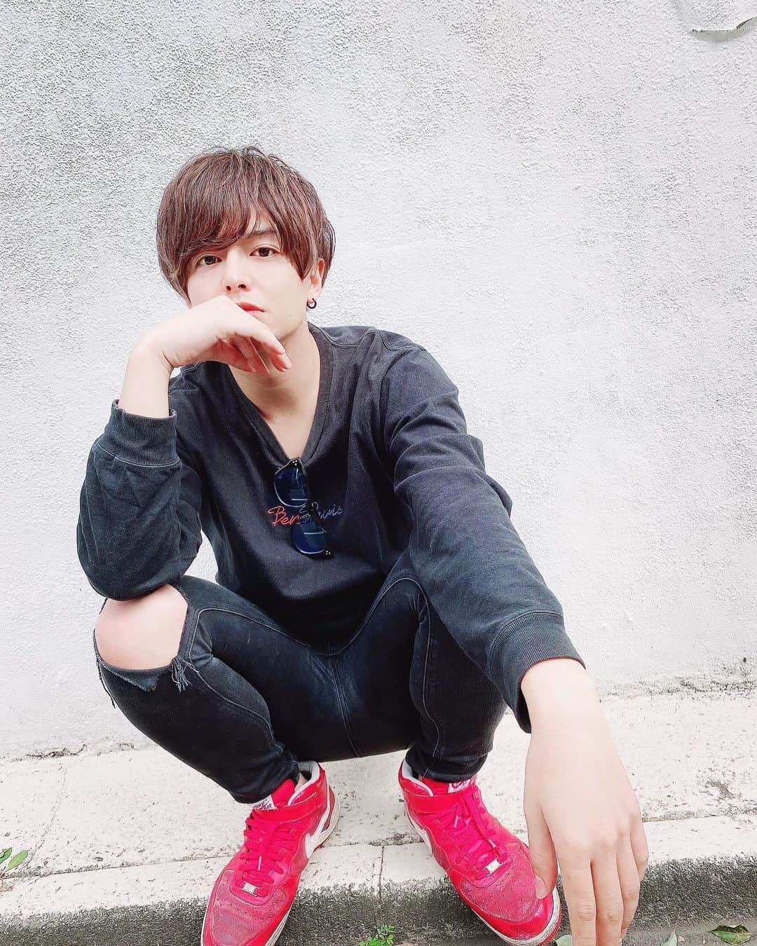 鈴木勤（ごんごん）のインスタグラム：「久々に表の撮影した。 ちょっと　お父さん感でたくない？？  もう28やで。 多少太ったけど　SNSで繋がってるうちは　かっこいいまんまでいる予定やで。  (久々の更新でした。)」