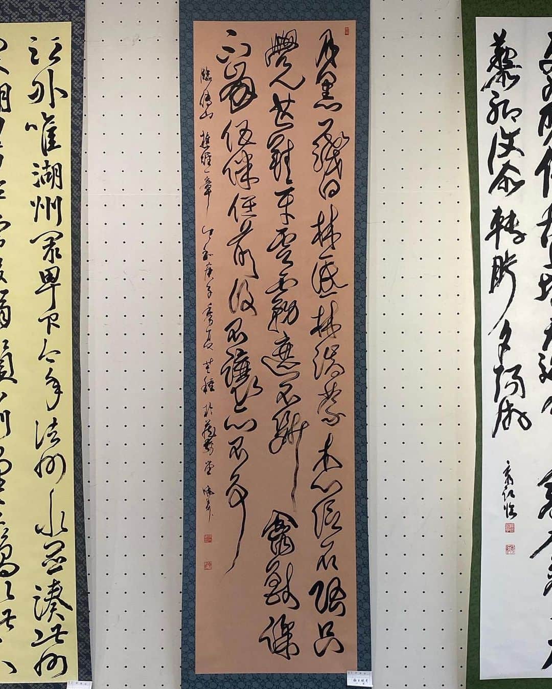 鈴木暁昇のインスタグラム：「* ◆全国臨書摸刻展 * 会場：埼玉浦和 埼玉会館 会期：10月6日〜8日 時間：9時〜17時（最終日は14時） * コロナ禍で延期となっておりましたが、無事開催されました。私は傅山を臨書しております。2枚目以降は門下生の作品です。 * お時間のある方はご高覧いただければ幸いです。最終日に会場にいる予定です。※書道教室入会を検討されている方は、会場内でお声掛けくだされば幸いです。 * The exhibition was postponed due to the influence of Corona, but from today, an exhibition of calligraphy was held while taking measures to prevent infectious diseases in the Corona disaster.  My work is the first one.  The second and subsequent pieces will be the works of the students.  I am happy that it was held.  Please see the work of the image. * I'm sorry I'm not good at English.  ****** ****** ****** ******  🔴11月開始通信基礎コース募集 🔴新設✨通信初学者コース新規募集✨ 【対象】再度、基礎の基礎の基礎の習字から学びたい方向け 【概要】18カ月コースです。当初6カ月はなぞり練習を中心に基礎の基礎の基礎の筆使いから学んでいきます。後半12カ月は通信基礎講座の内容を学習。 講座詳細はプロフィールのホームページリンクより内容をご確認ください。 * 🔴教室で直接学びたい方 様々なコースがございます。人数制限がございますので、プロフィールのホームページリンクよりお問合せください。  * #書道 #鈴木曉昇 #和 #wabisabi #calligraphy #筆文字 #artistic #beautiful #chinesecalligraphy #墨 #sumi #書法 #japan #手書き #美文字 #手書きツイート #オリンピック #Olympic #japaneseculture #日本 #chineseculture」