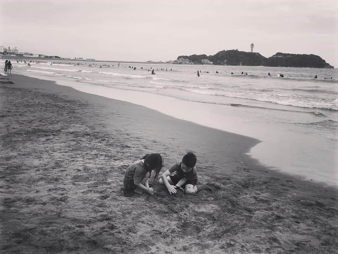 東原亜希さんのインスタグラム写真 - (東原亜希Instagram)「おとといの週末。もう10月だというのにみんな服のまま海に入ってよく遊びました♡♡♡入るな、って言ったって無理よね🙃」10月6日 13時25分 - akihigashihara