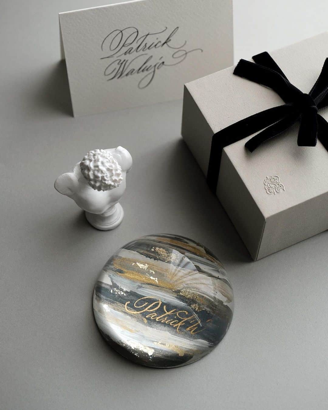 Veronica Halimさんのインスタグラム写真 - (Veronica HalimInstagram)「Personalized birthday gift. Dont’t you think they make a  perfect Christmas gift as well?  — #truffypi #paperweight #domeproject #glasspaperweight #personalizedgift #handpainted #painting #madetoorder #mixmedia  #calligraphystyling #tabletop #stationery #カリグラフィースタイリング  #artobject #waterdrop #bespokestationery #bespokegift #personalizedgift #monogram #calligraphylifestyle #artisanmade #christmasgifts」10月6日 13時28分 - truffypi