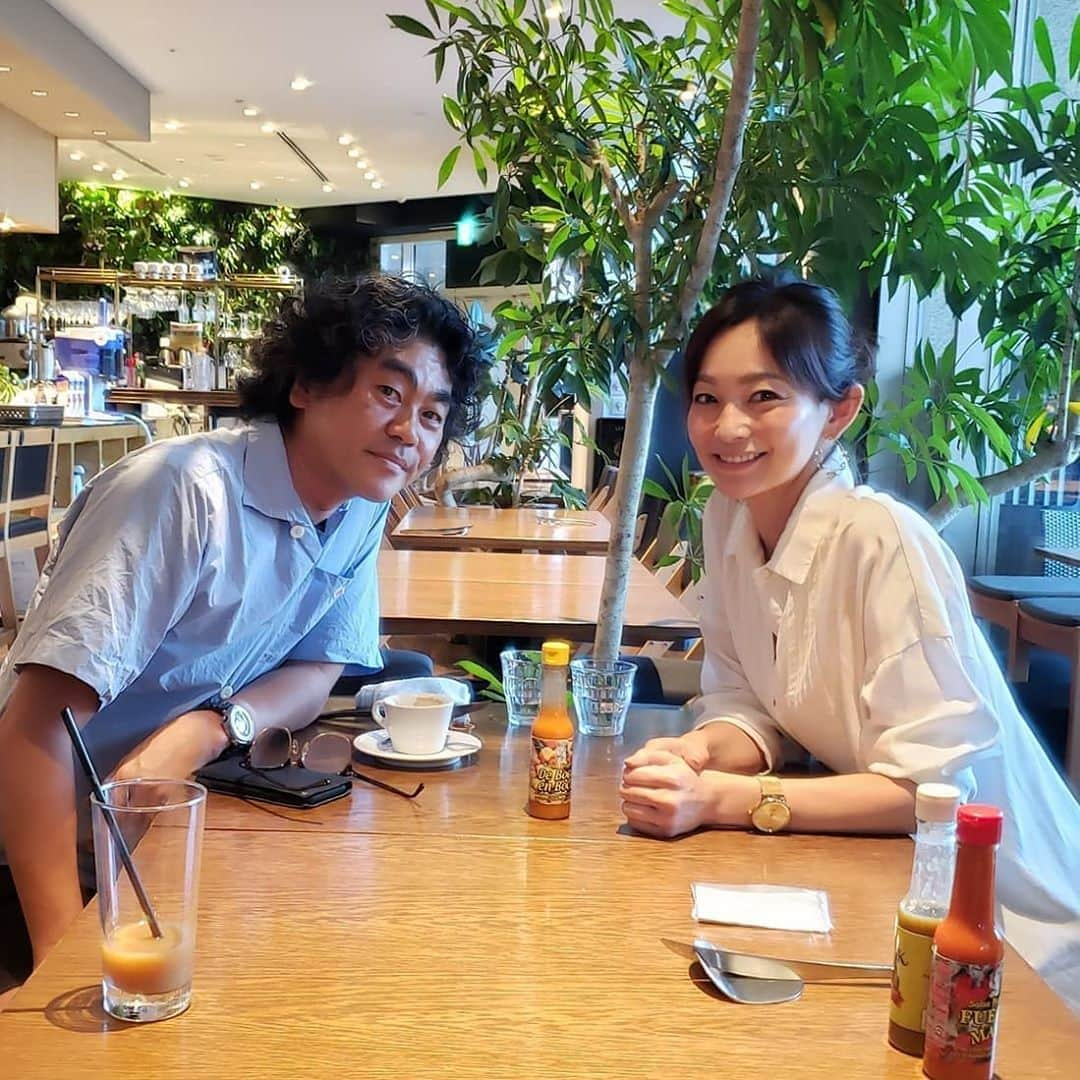 佐藤純さんのインスタグラム写真 - (佐藤純Instagram)「カメラマンの松田忠雄さんと打合せ☕  数々のグラビア写真を撮ってる松田さんは、私がモデルデビューした頃からお世話になっているカメラマンさん📷  ｢今週のどこかでランチしながら打合せしない？｣のお誘いに…  私｢ちなみに今お腹空いてます。今は？｣  と🤣。  連絡きて30分後に急遽打合せ🤣  30年近いお付き合い‼️  お互い芸歴ながっ😂  松田さんの作品をたくさん見せてもらい、刺激を受けました📷✨  打合せの半分は、昔話だけどね🤣  #打合せ #カメラマン #松田忠雄 さん #ママ #ママモデル #モデル #mama #mamamodel #model」10月6日 13時28分 - junsatoidea