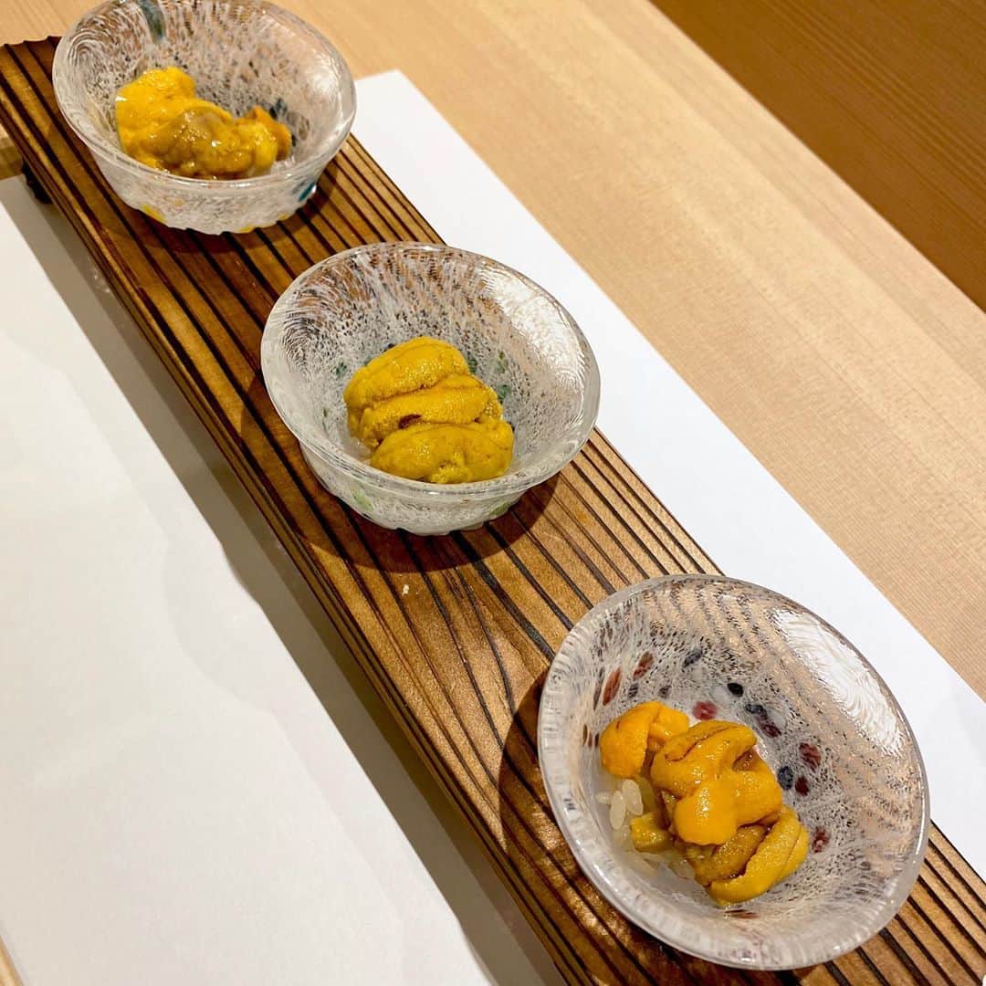 中谷あすみさんのインスタグラム写真 - (中谷あすみInstagram)「昨日は田町にあるお寿司屋さん鮨栞庵やましろで食事しました。 贅沢なコース内容でトロやのどぐろ、白子…一つ一つがとても美味しかったです。  特に雲丹の食べ比べとリゾットは最高に美味しかった！  美味しい物食べてる時間は本当に幸せです✨  @sushi.yamashiro   #寿司 #やましろ #田町グルメ #うに #ディナー #グルメ好きな人と繋がりたい」10月6日 13時29分 - asumi_naa