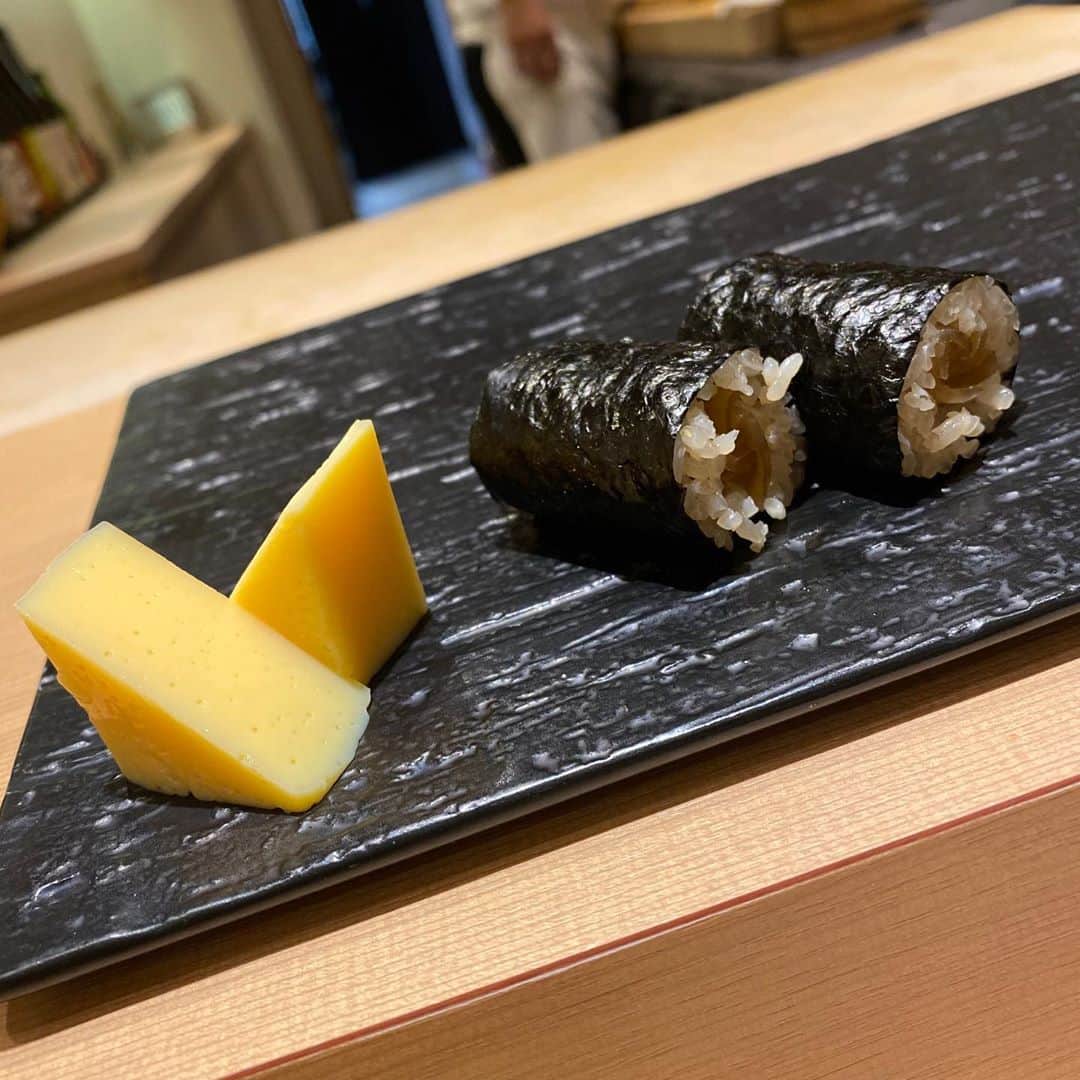 中谷あすみさんのインスタグラム写真 - (中谷あすみInstagram)「昨日は田町にあるお寿司屋さん鮨栞庵やましろで食事しました。 贅沢なコース内容でトロやのどぐろ、白子…一つ一つがとても美味しかったです。  特に雲丹の食べ比べとリゾットは最高に美味しかった！  美味しい物食べてる時間は本当に幸せです✨  @sushi.yamashiro   #寿司 #やましろ #田町グルメ #うに #ディナー #グルメ好きな人と繋がりたい」10月6日 13時29分 - asumi_naa